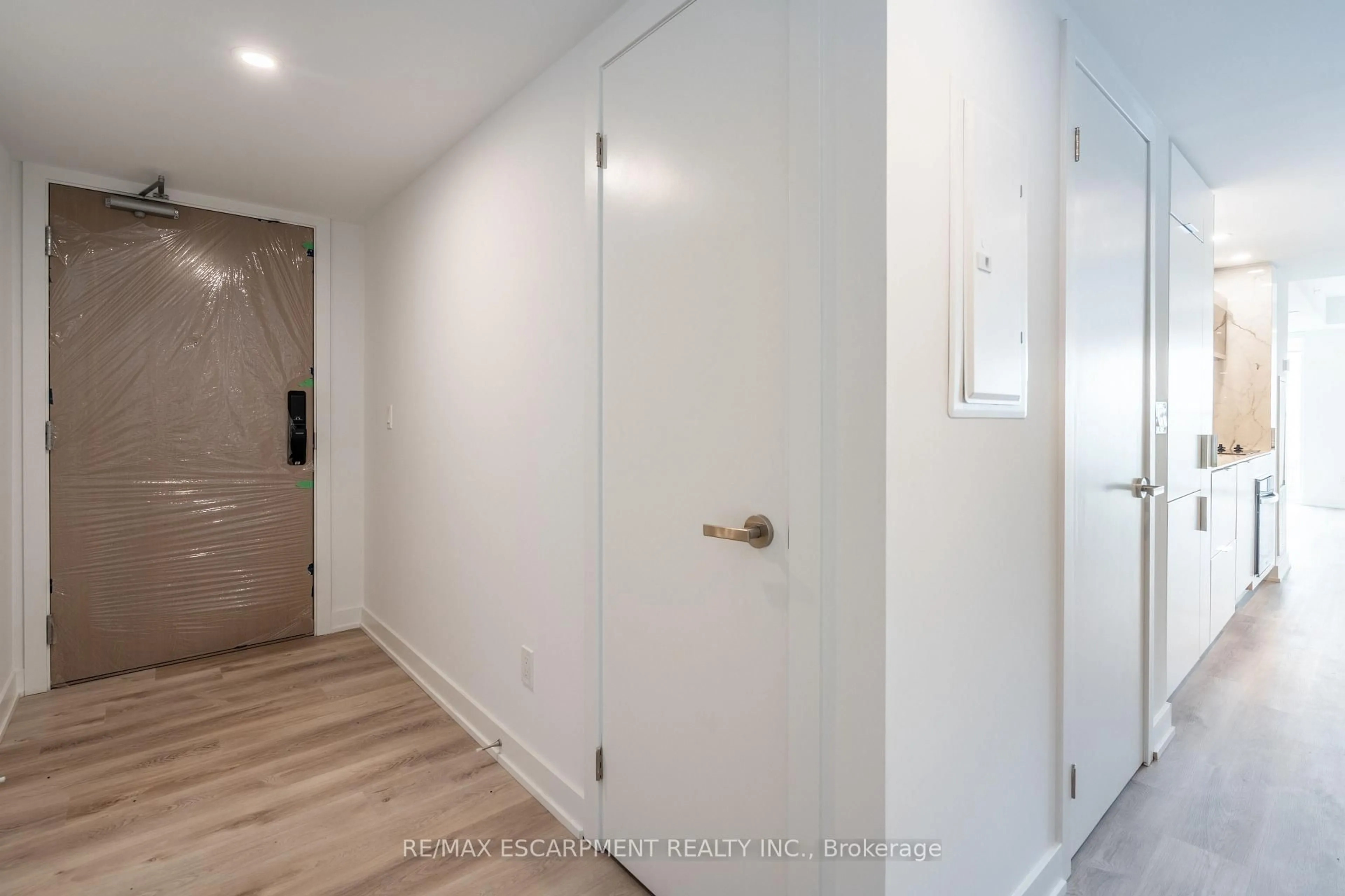 Indoor entryway for 370 Martha St #309, Burlington Ontario L7R 0G9