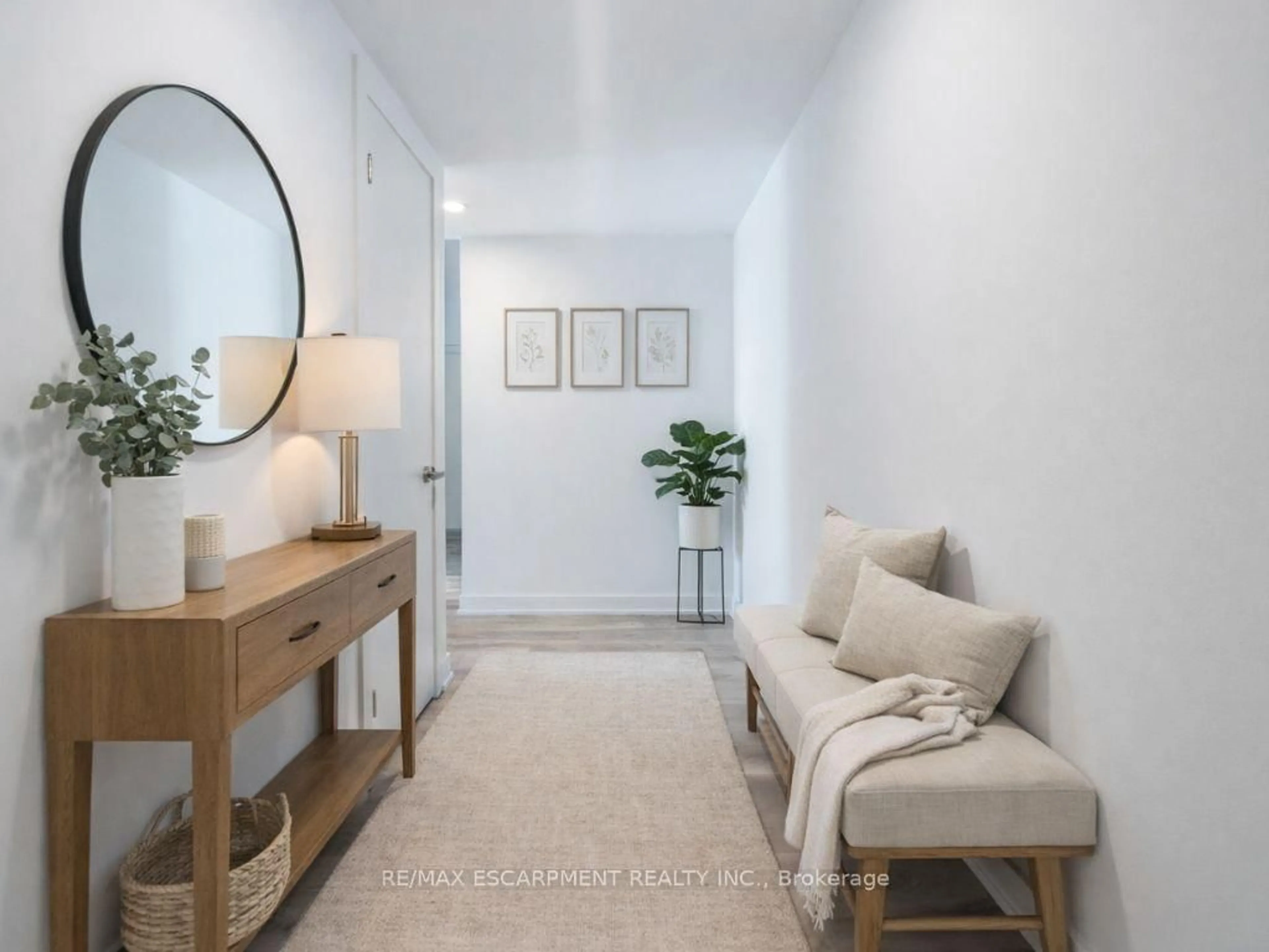 Indoor entryway for 370 Martha St #309, Burlington Ontario L7R 0G9