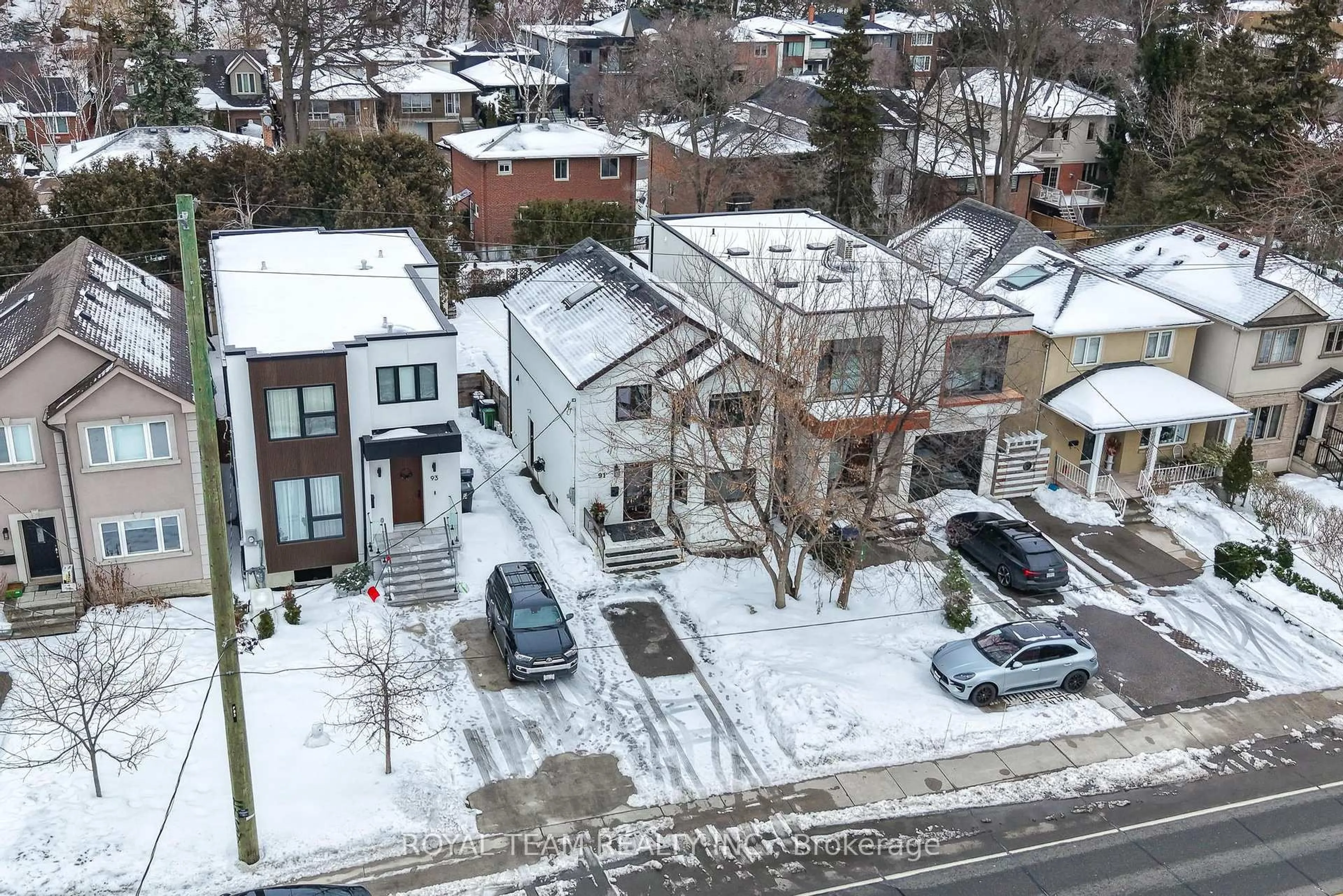 A pic from outside/outdoor area/front of a property/back of a property/a pic from drone, street for 91 South Kingsway Way, Toronto Ontario M6S 3T4