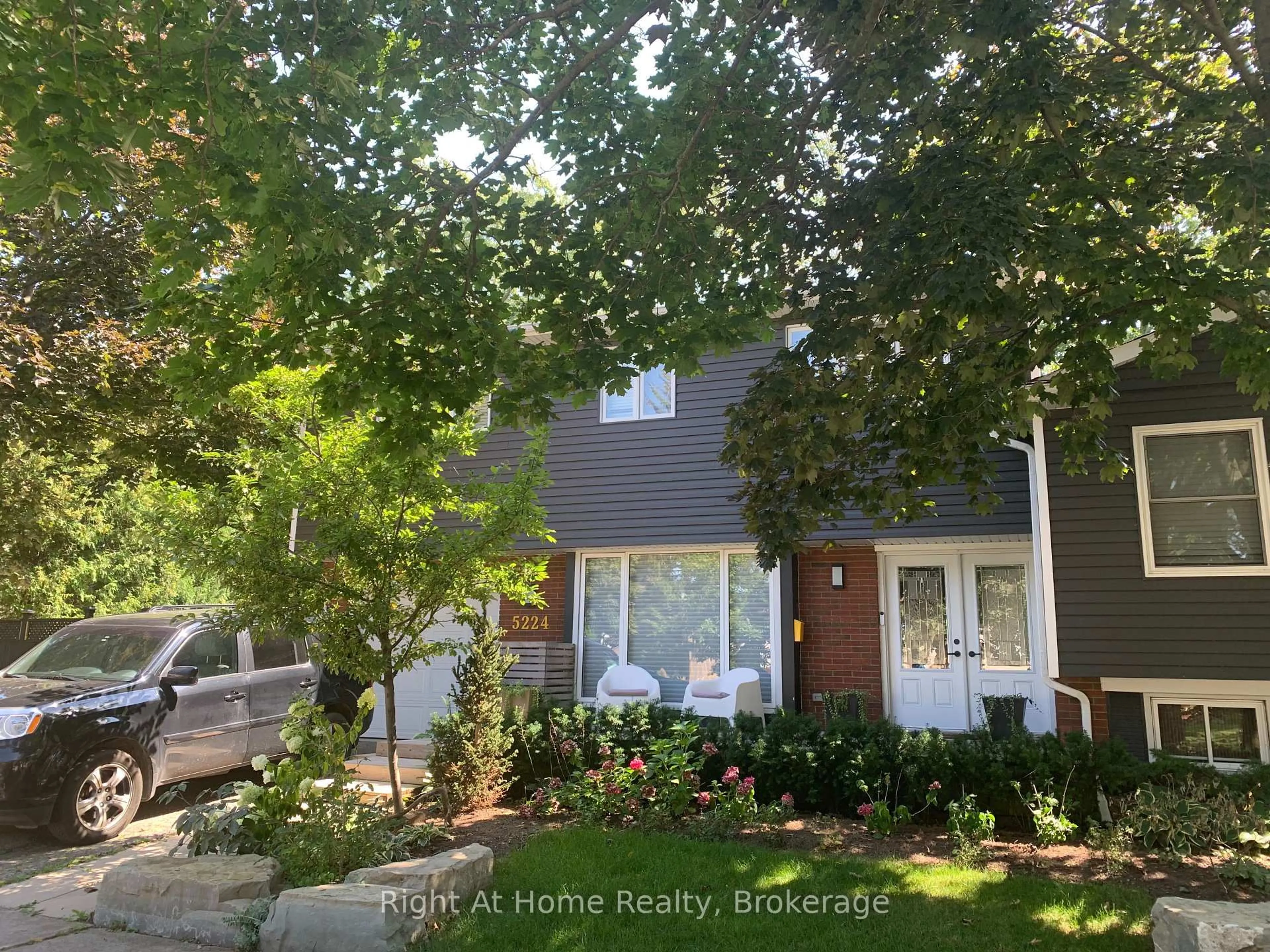 A pic from outside/outdoor area/front of a property/back of a property/a pic from drone, street for 5224 Verhoeven Rd, Burlington Ontario L7L 3A9