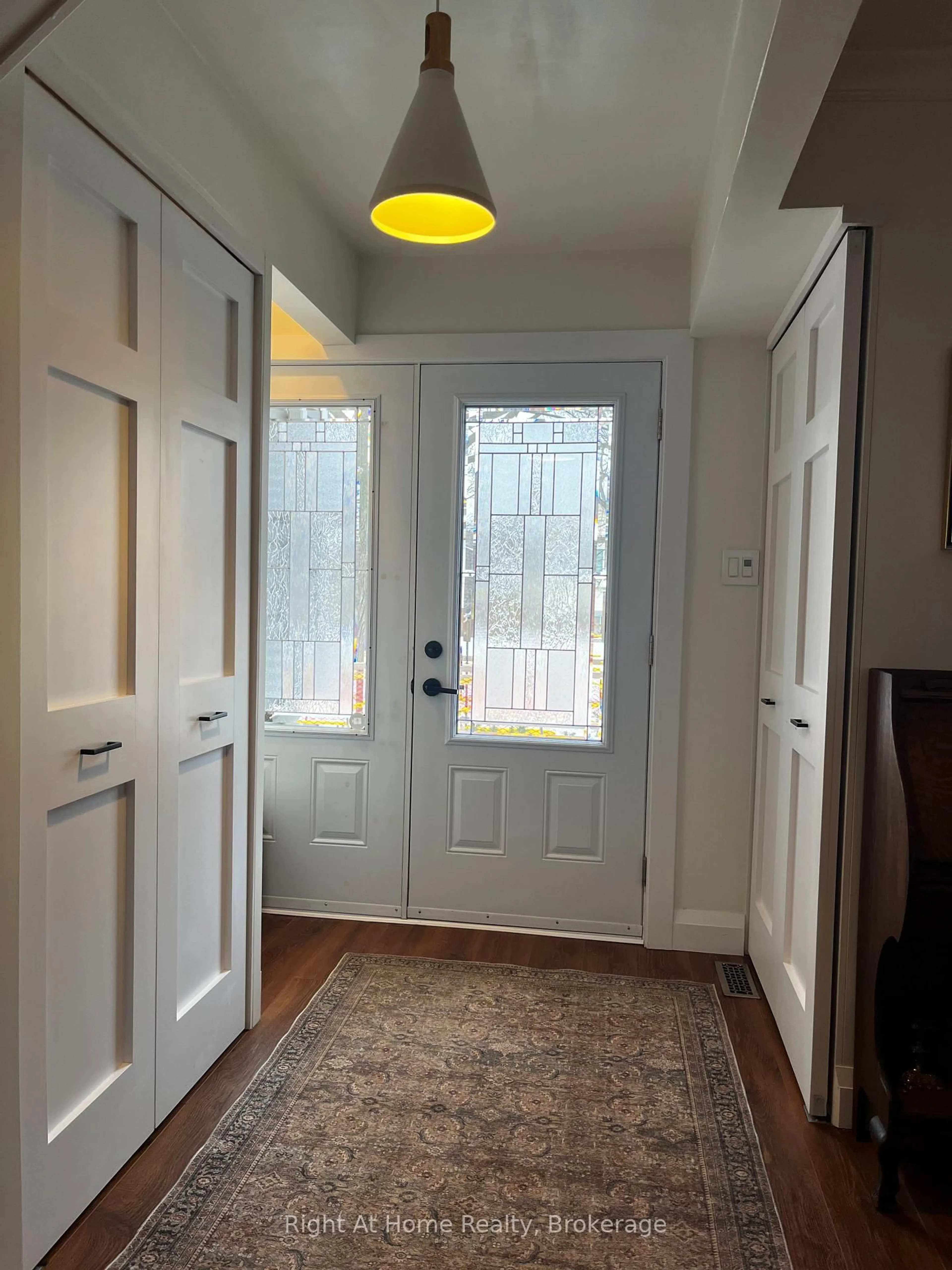 Indoor entryway for 5224 Verhoeven Rd, Burlington Ontario L7L 3A9