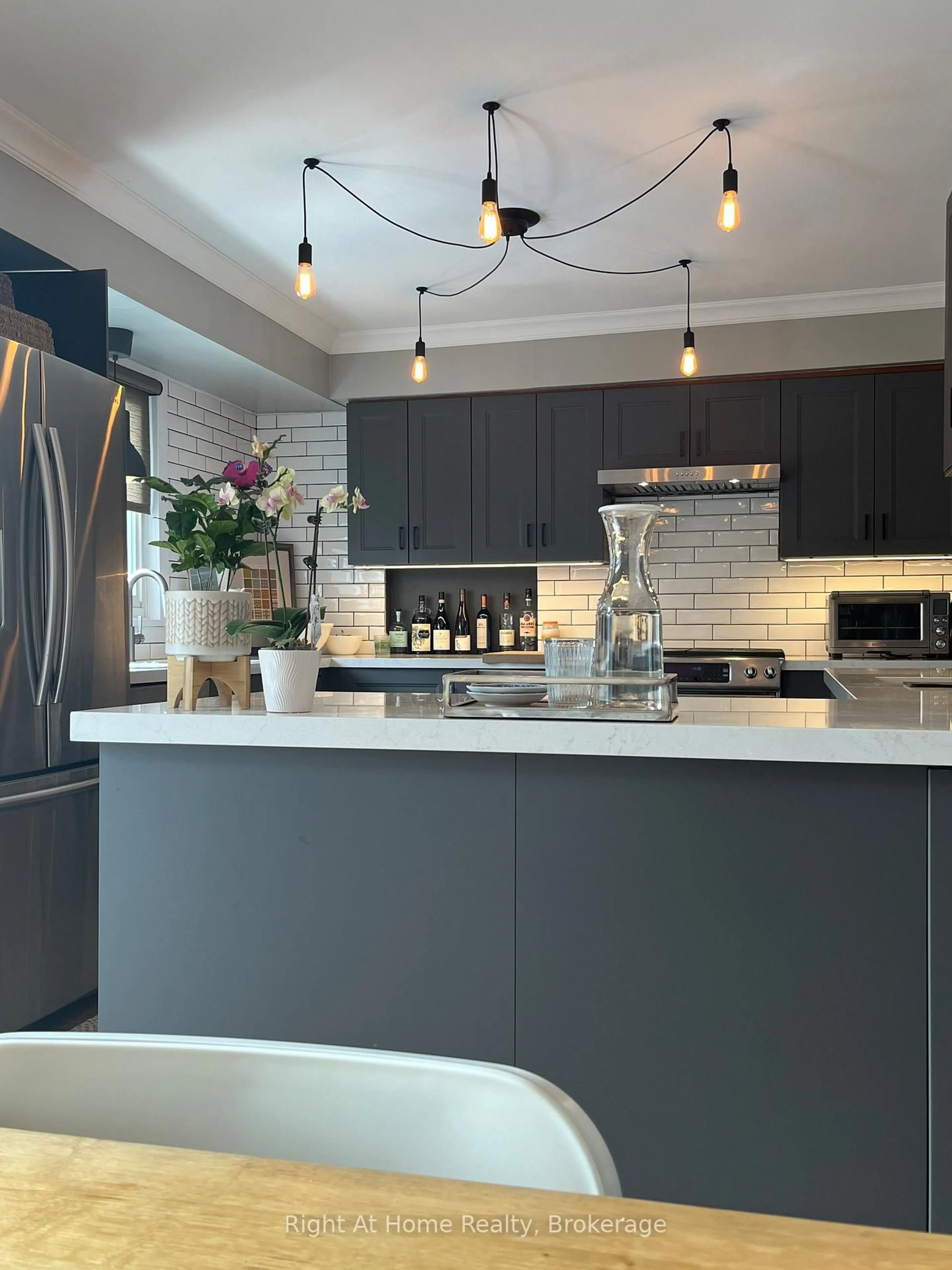 Contemporary kitchen, unknown for 5224 Verhoeven Rd, Burlington Ontario L7L 3A9