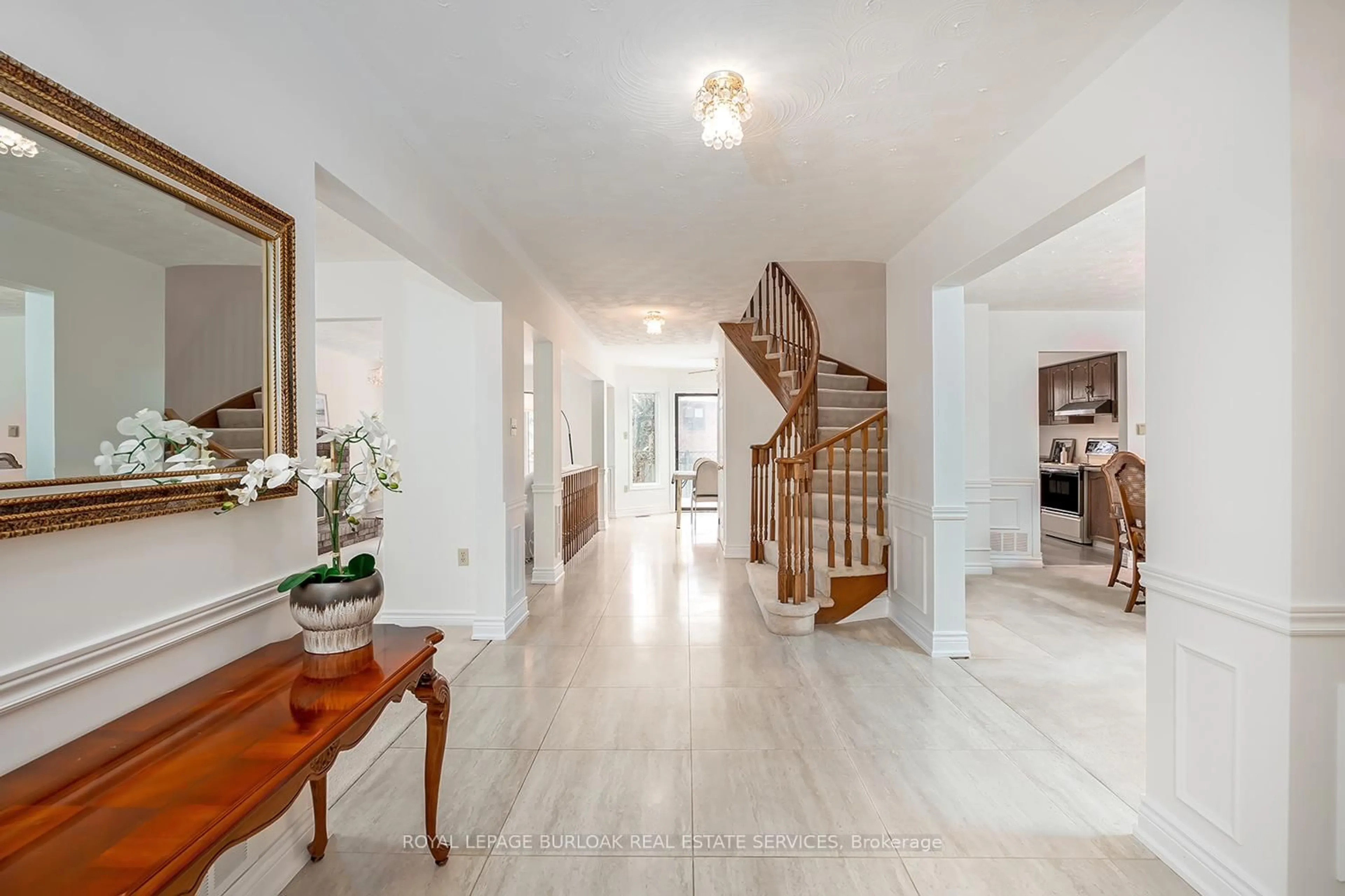 Indoor foyer for 2098 Oakmead Blvd, Oakville Ontario L6H 5C1