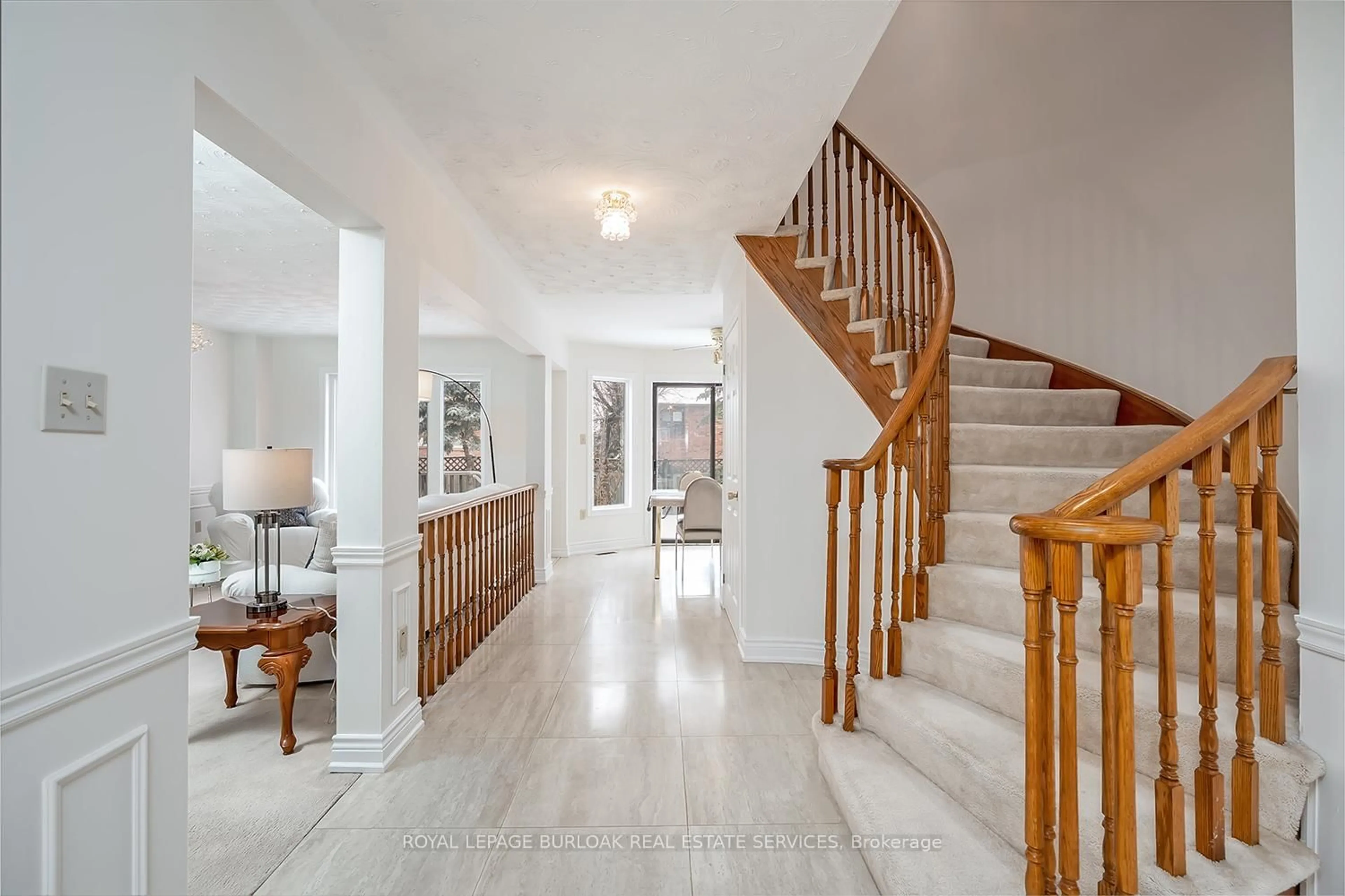 Indoor foyer for 2098 Oakmead Blvd, Oakville Ontario L6H 5C1