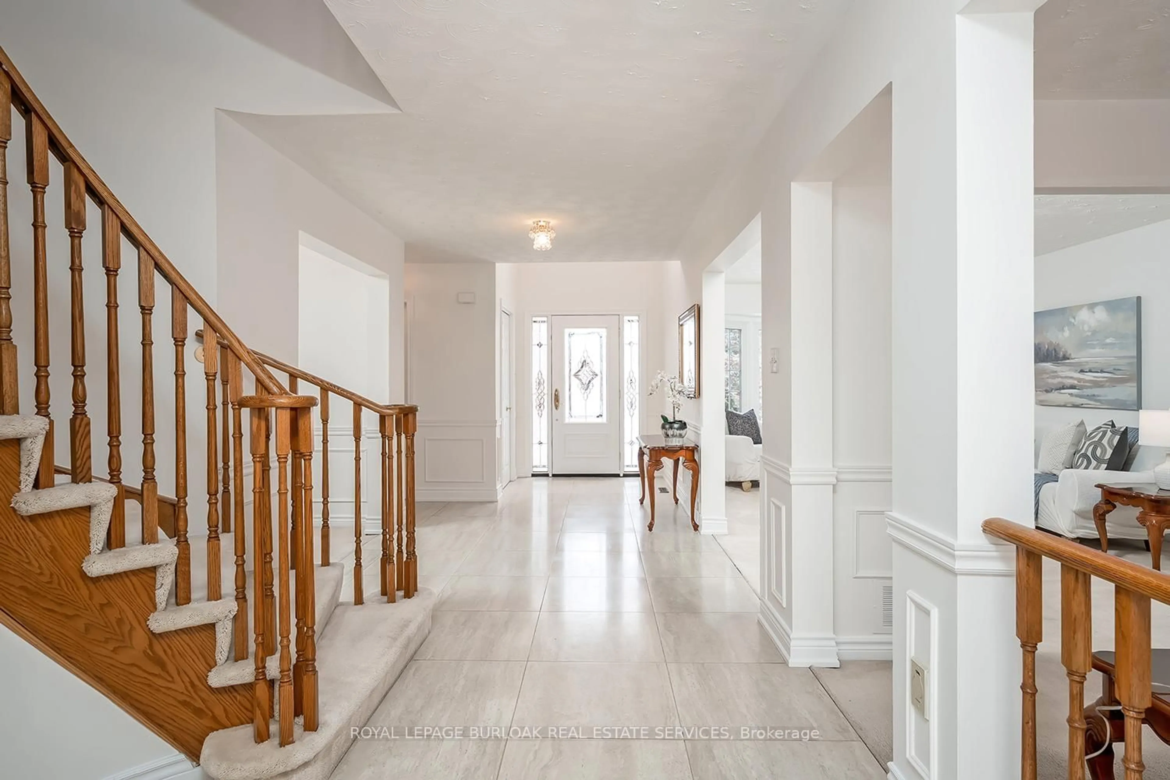 Indoor foyer for 2098 Oakmead Blvd, Oakville Ontario L6H 5C1
