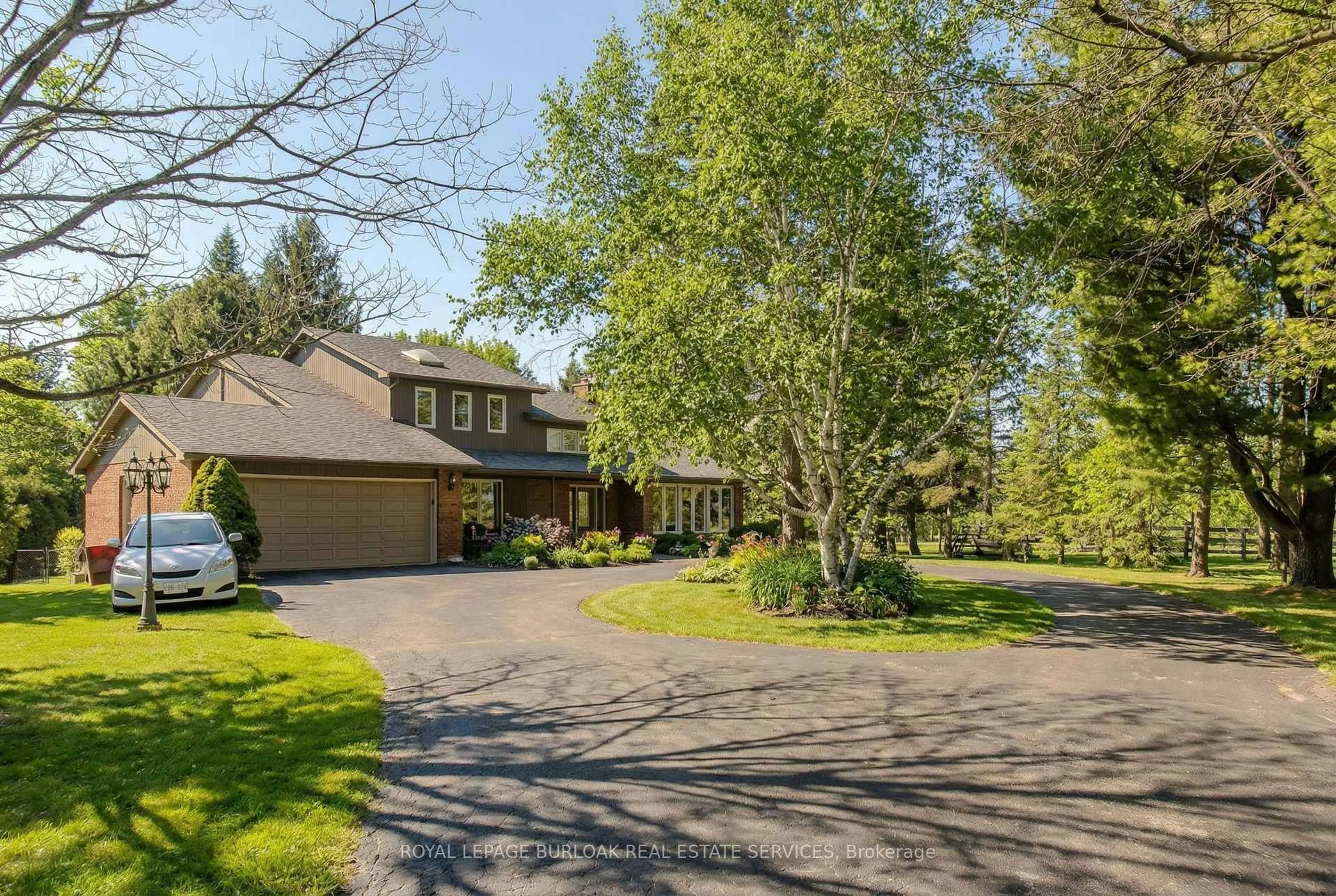 A pic from outside/outdoor area/front of a property/back of a property/a pic from drone, street for 2431 Britannia Rd, Burlington Ontario L7P 0E9