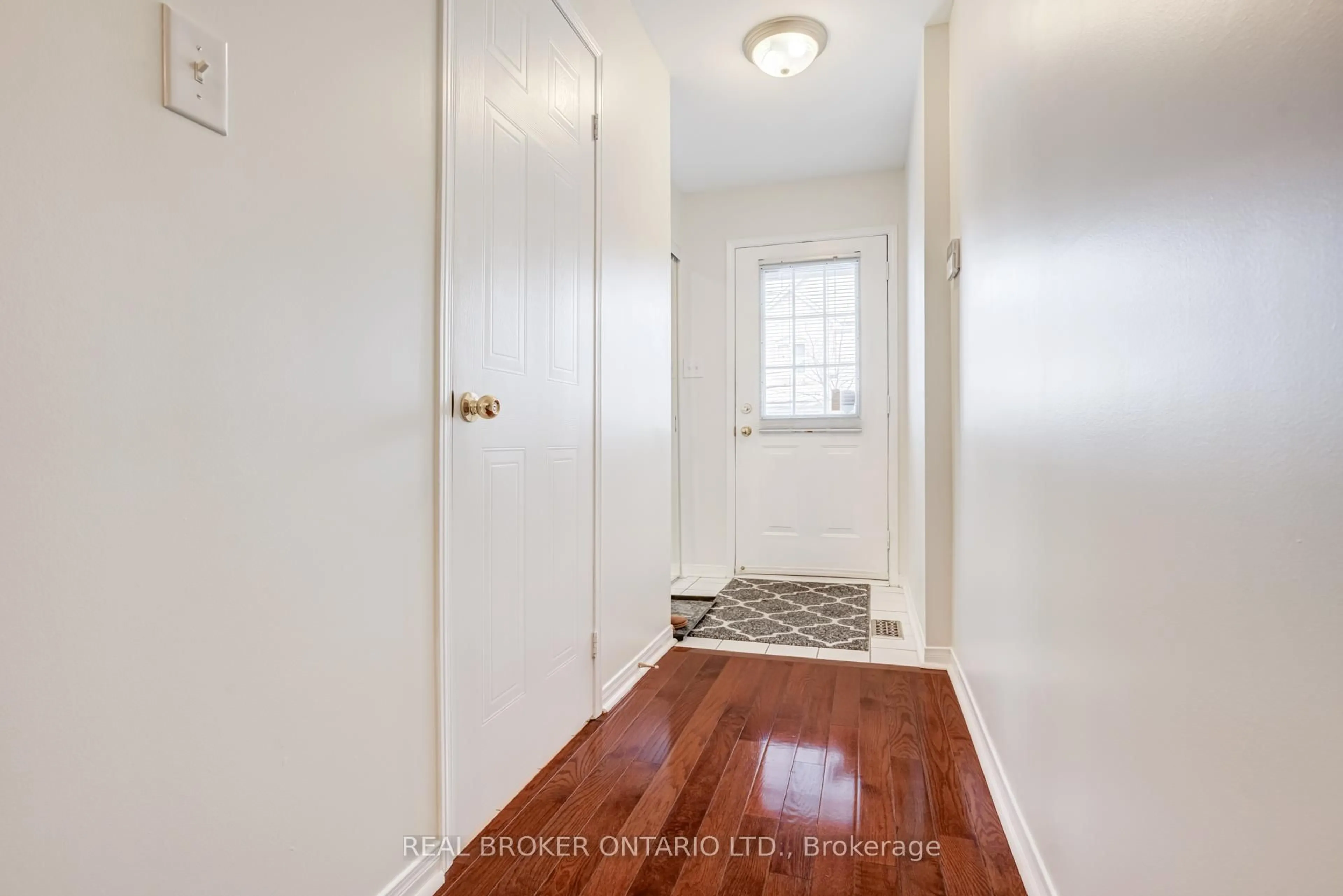 Indoor entryway for 86 Joymar Dr #102, Mississauga Ontario L5M 7Z6