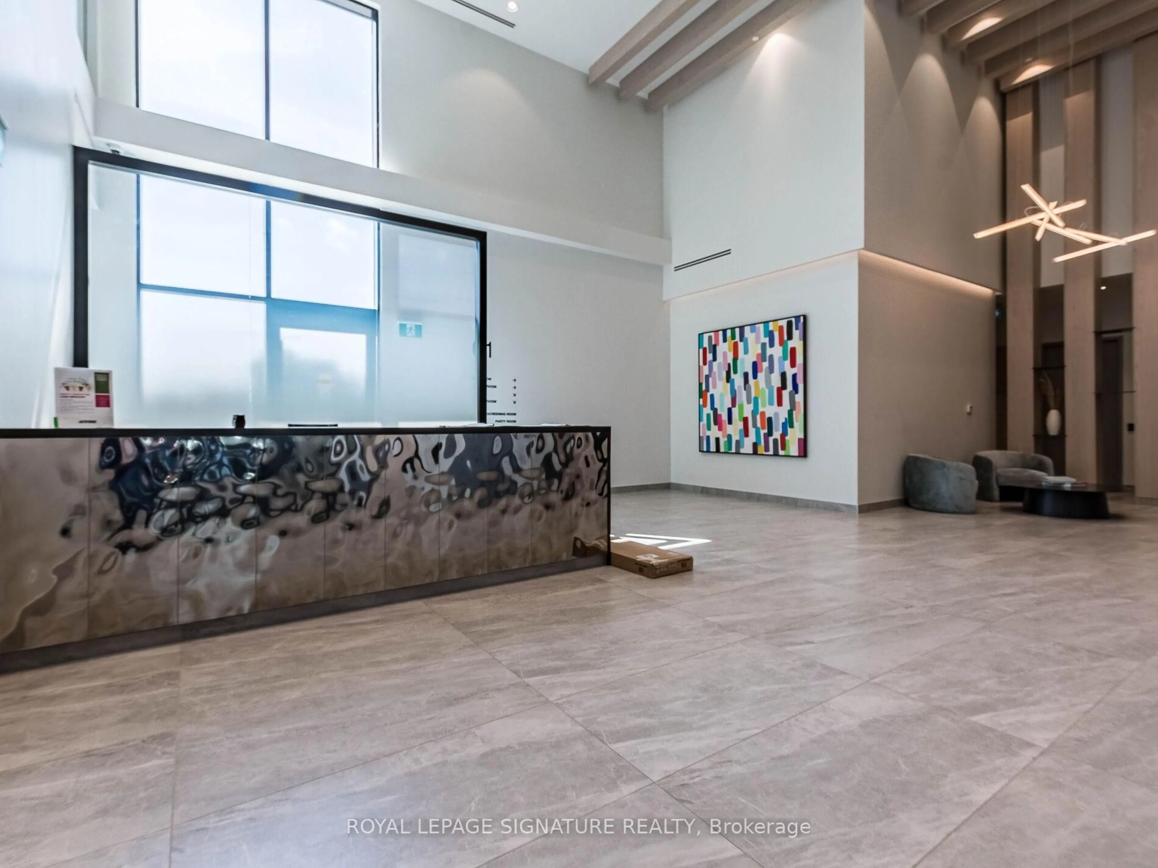 Indoor foyer for 86 Dundas St #622, Mississauga Ontario L5A 1W4