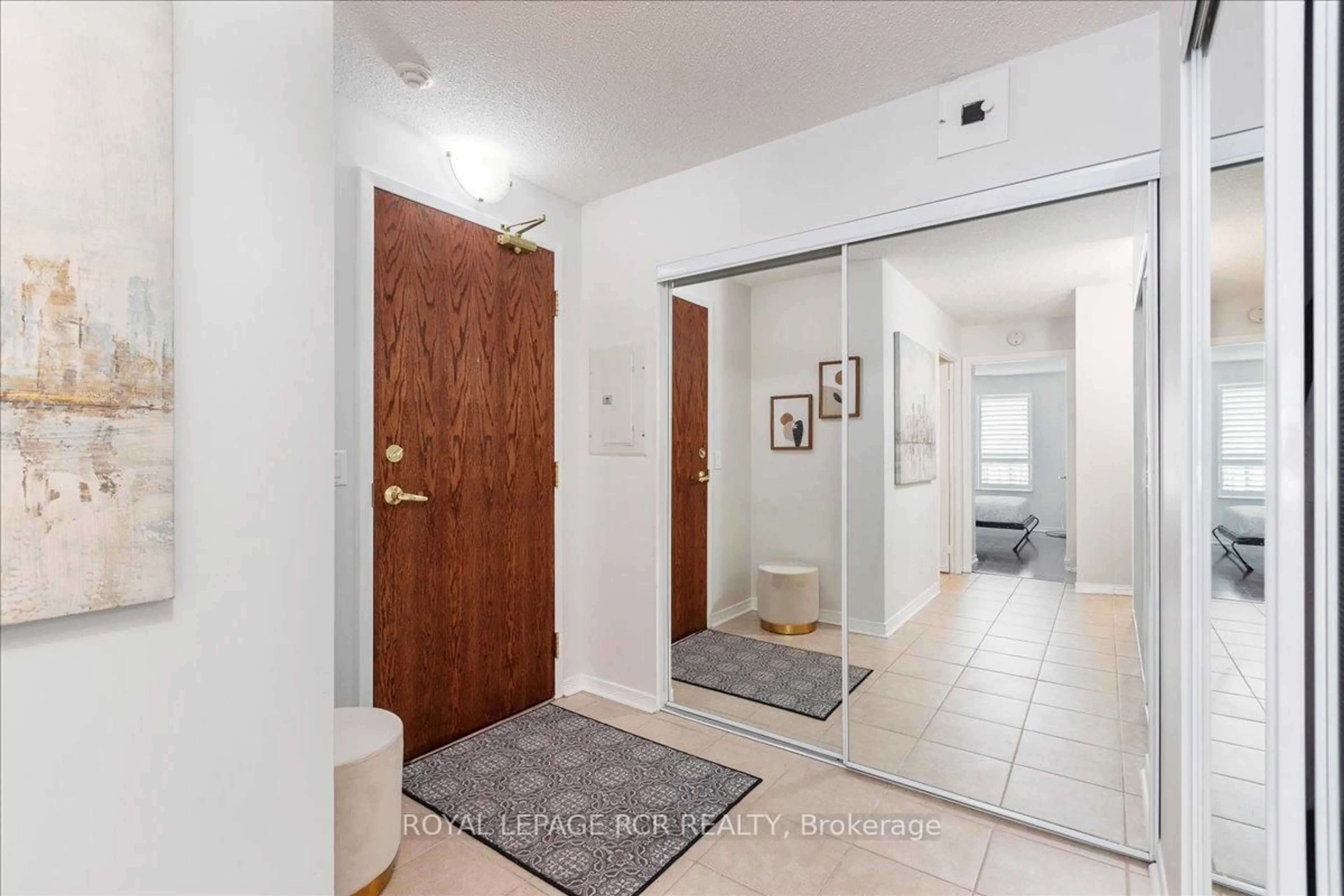 Indoor entryway for 35 Via Rosedale Way #113, Brampton Ontario L6R 3J9