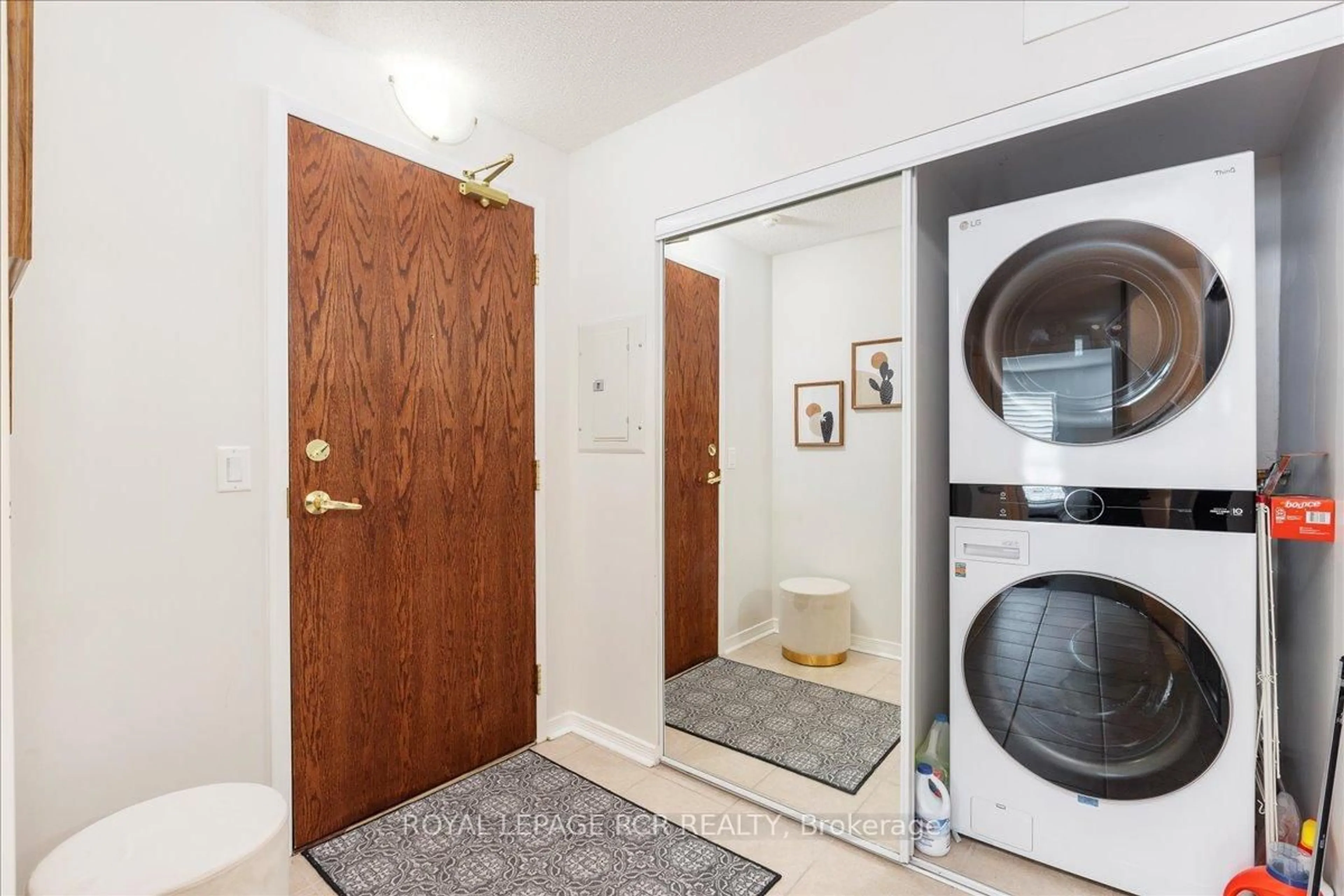 Indoor entryway for 35 Via Rosedale Way #113, Brampton Ontario L6R 3J9