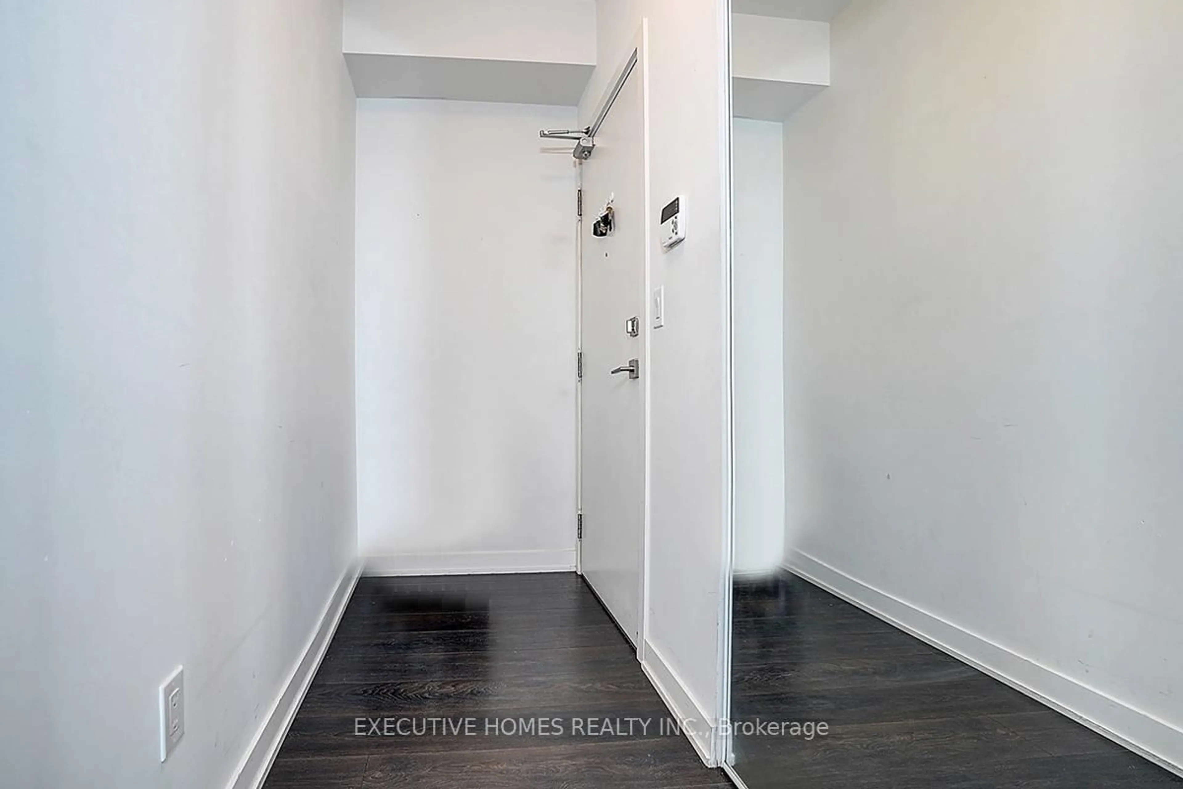 Indoor entryway for 4633 Glen Erin Dr #1109, Mississauga Ontario L5M 0Y6