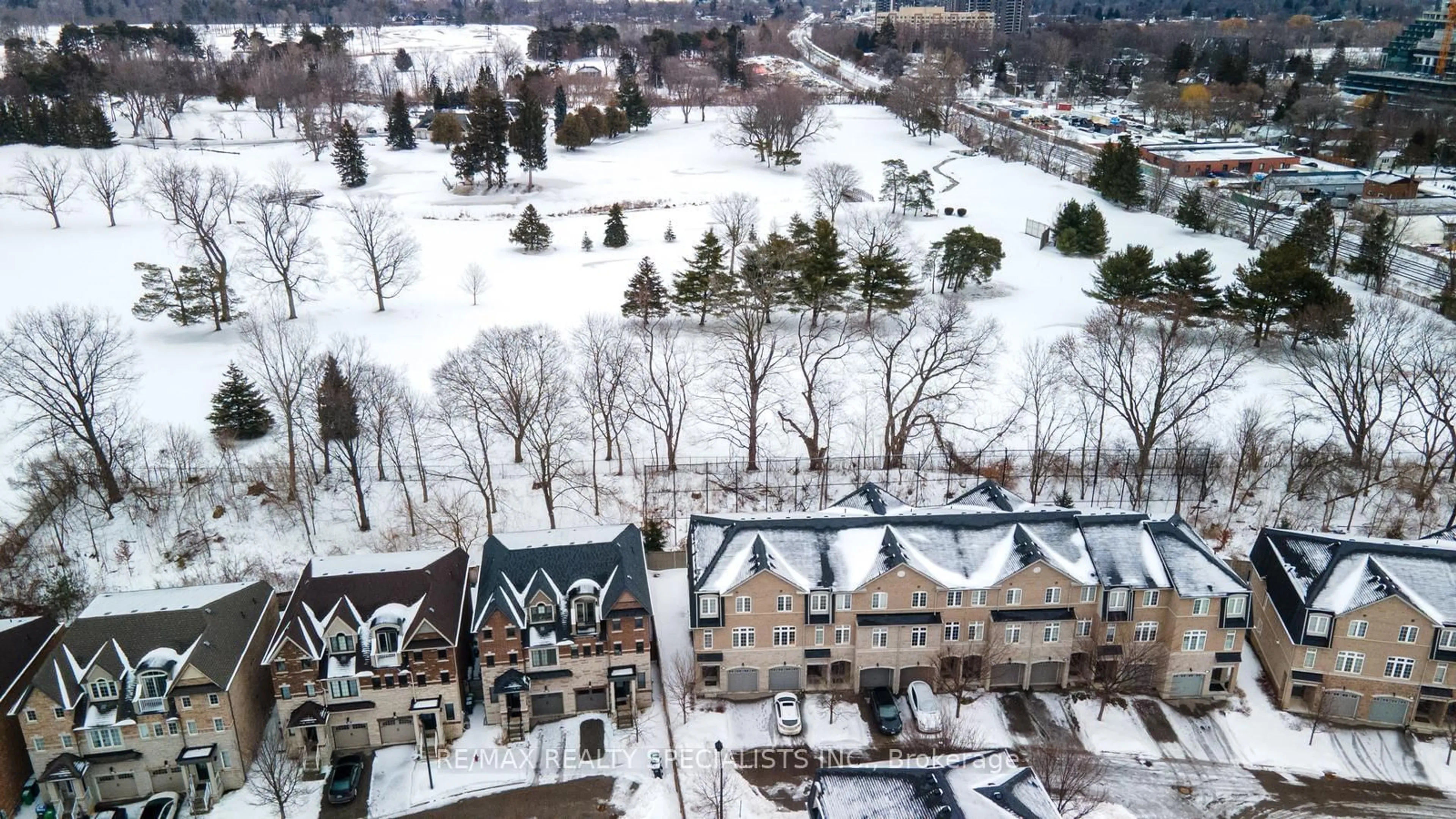 A pic from outside/outdoor area/front of a property/back of a property/a pic from drone, unknown for 1129 Haig Blvd #8, Mississauga Ontario L5E 2M6