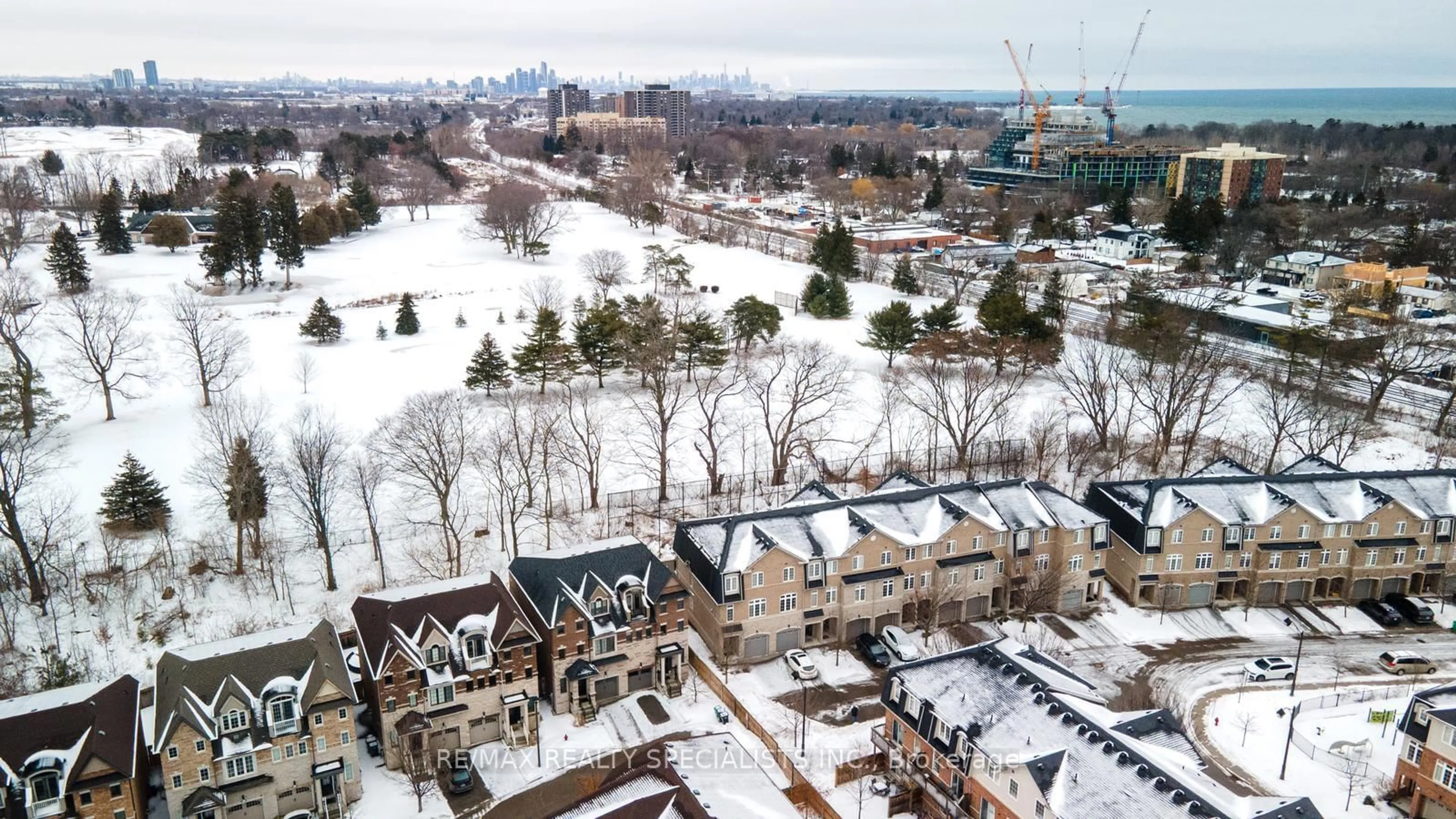 A pic from outside/outdoor area/front of a property/back of a property/a pic from drone, unknown for 1129 Haig Blvd #8, Mississauga Ontario L5E 2M6