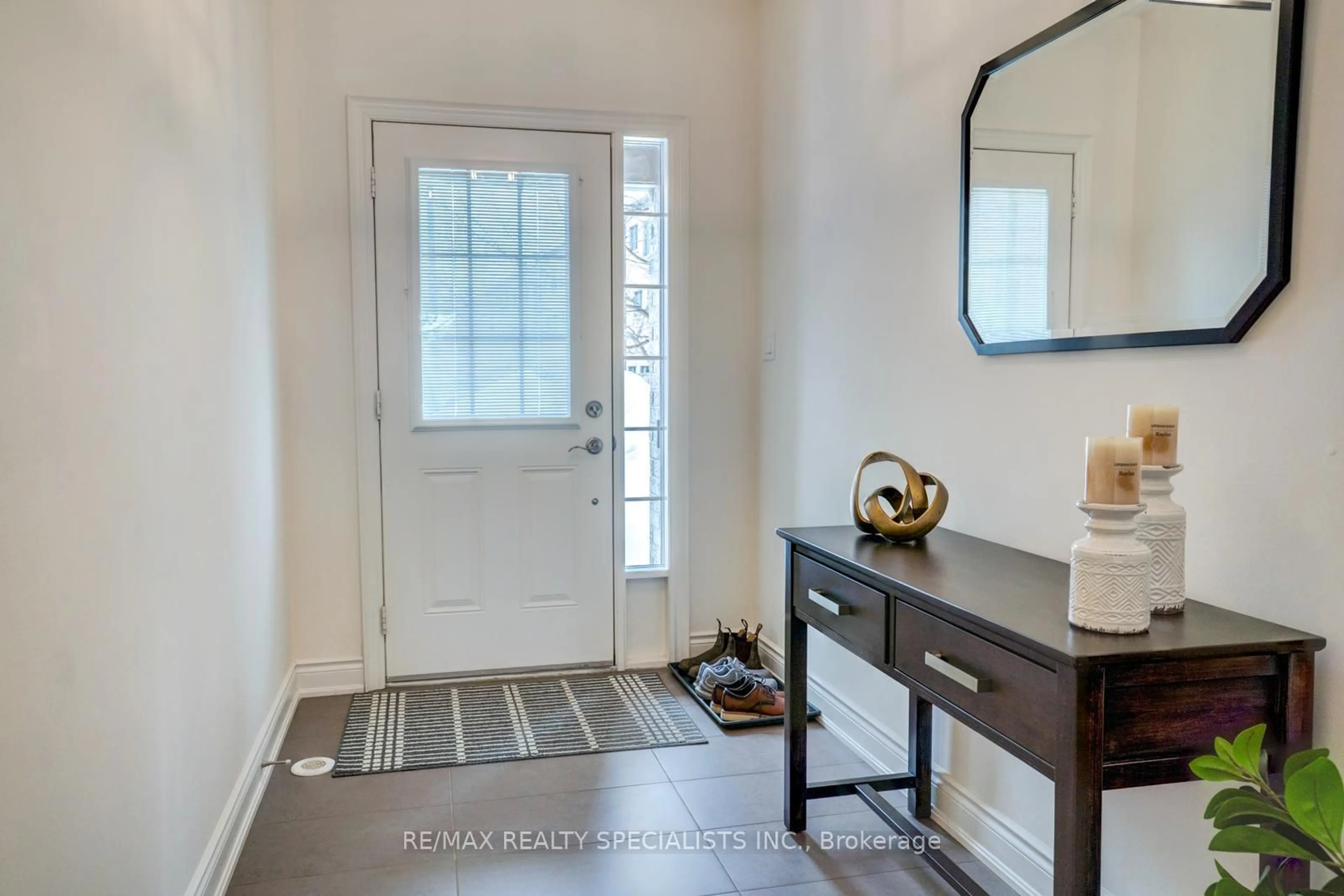 Indoor entryway for 1129 Haig Blvd #8, Mississauga Ontario L5E 2M6