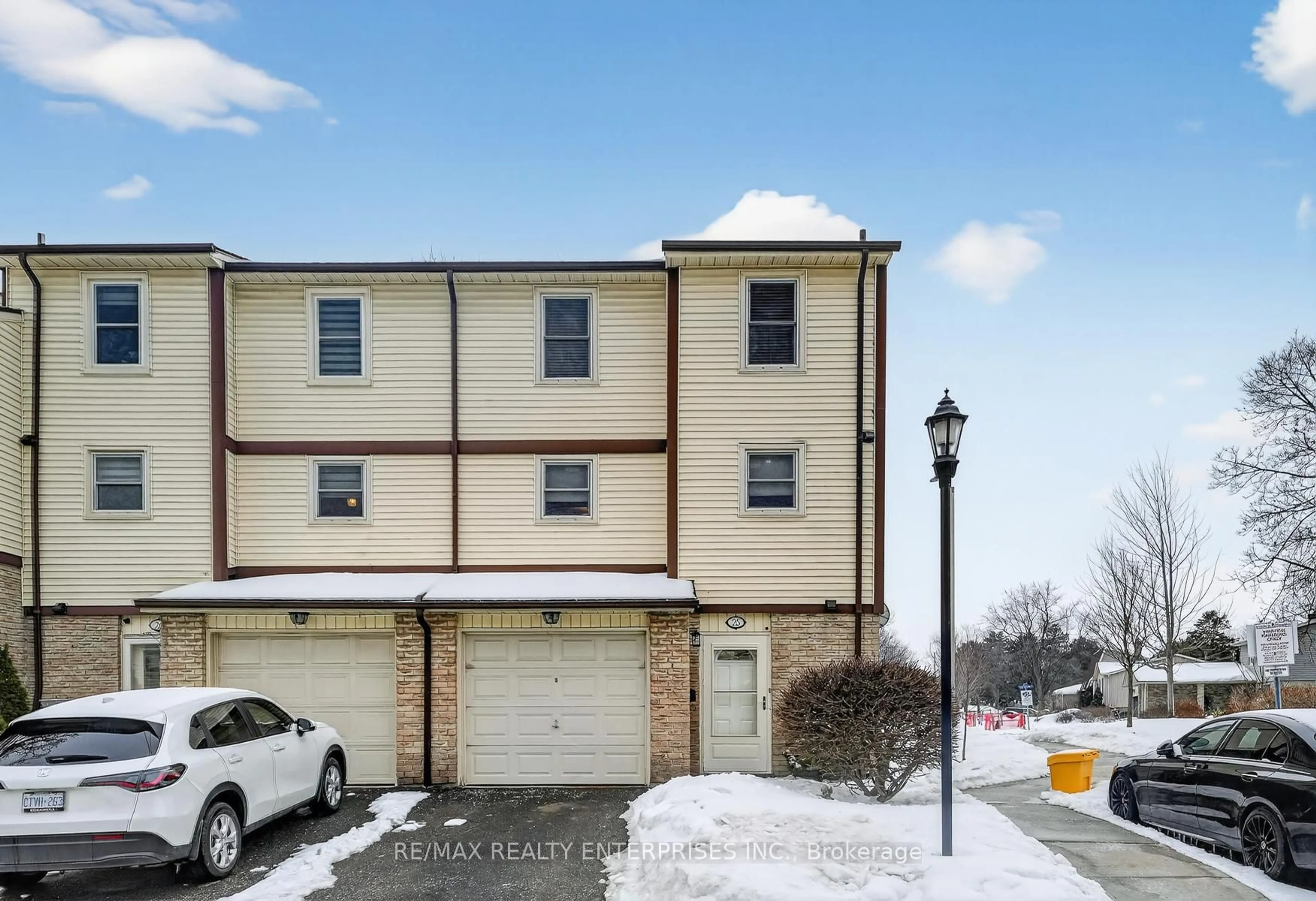 A pic from outside/outdoor area/front of a property/back of a property/a pic from drone, street for 7340 Copenhagen Rd #25, Mississauga Ontario L5N 2S5