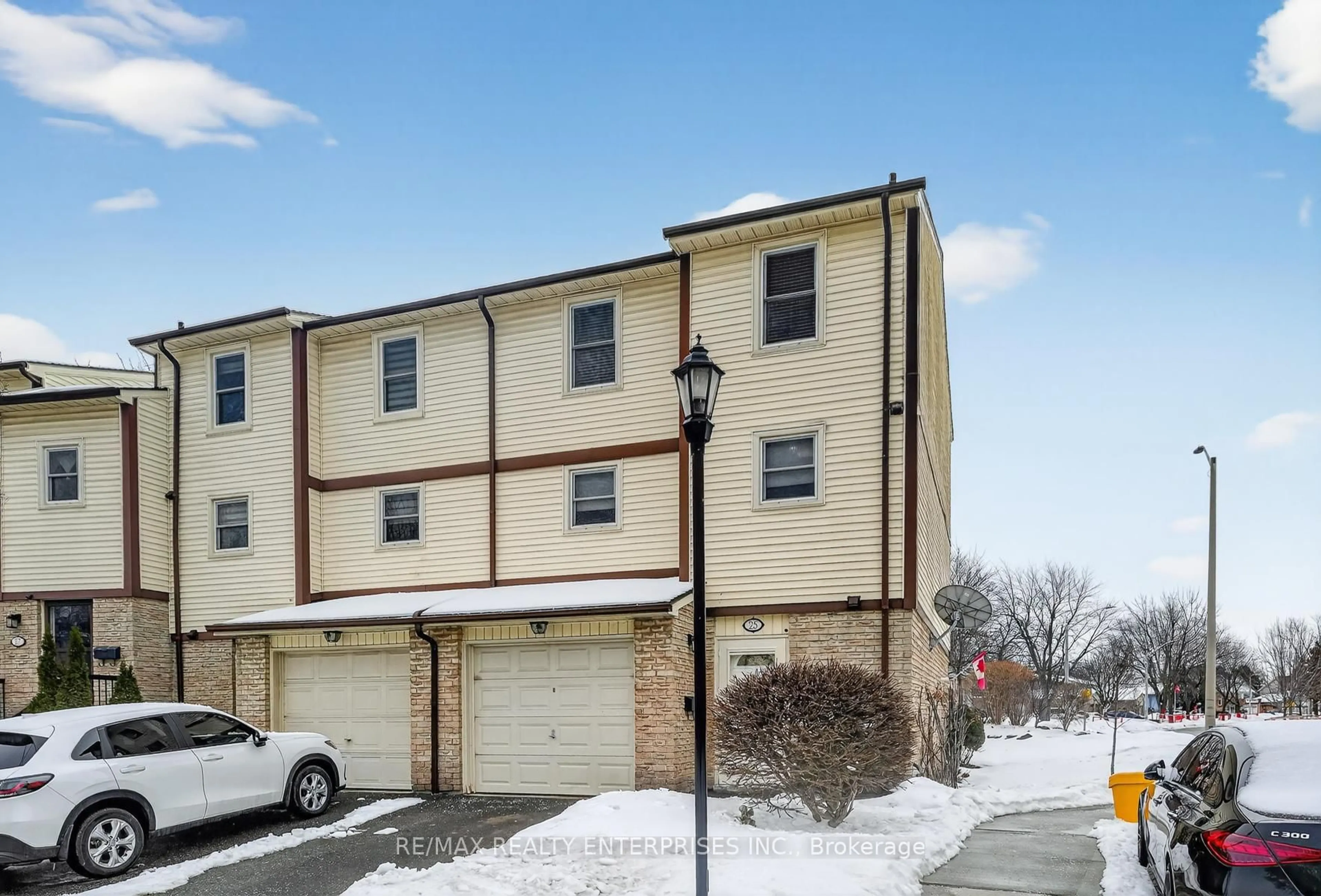 A pic from outside/outdoor area/front of a property/back of a property/a pic from drone, street for 7340 Copenhagen Rd #25, Mississauga Ontario L5N 2S5