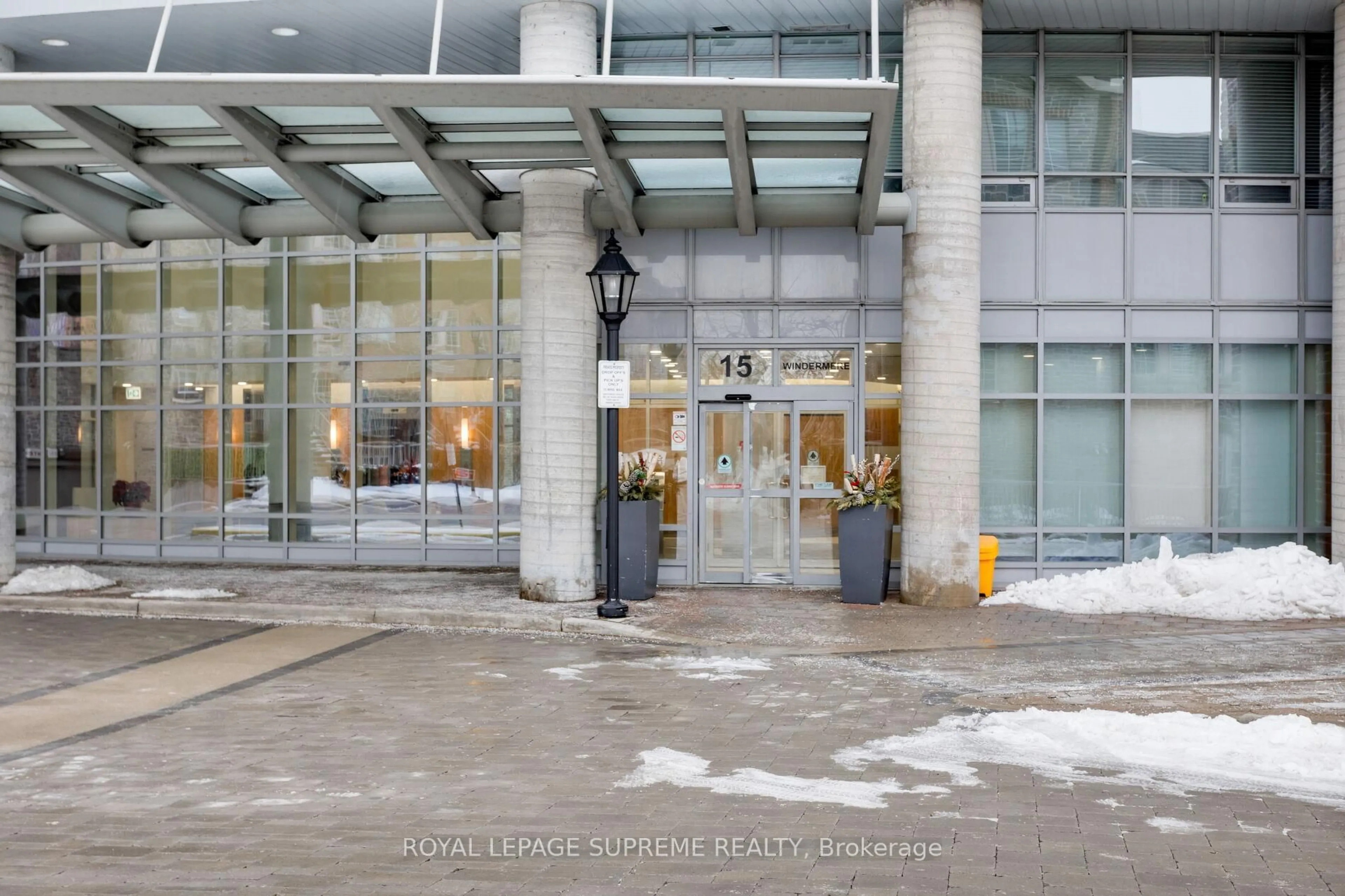 Indoor foyer for 15 Windermere Ave #1205, Toronto Ontario M6S 5A2
