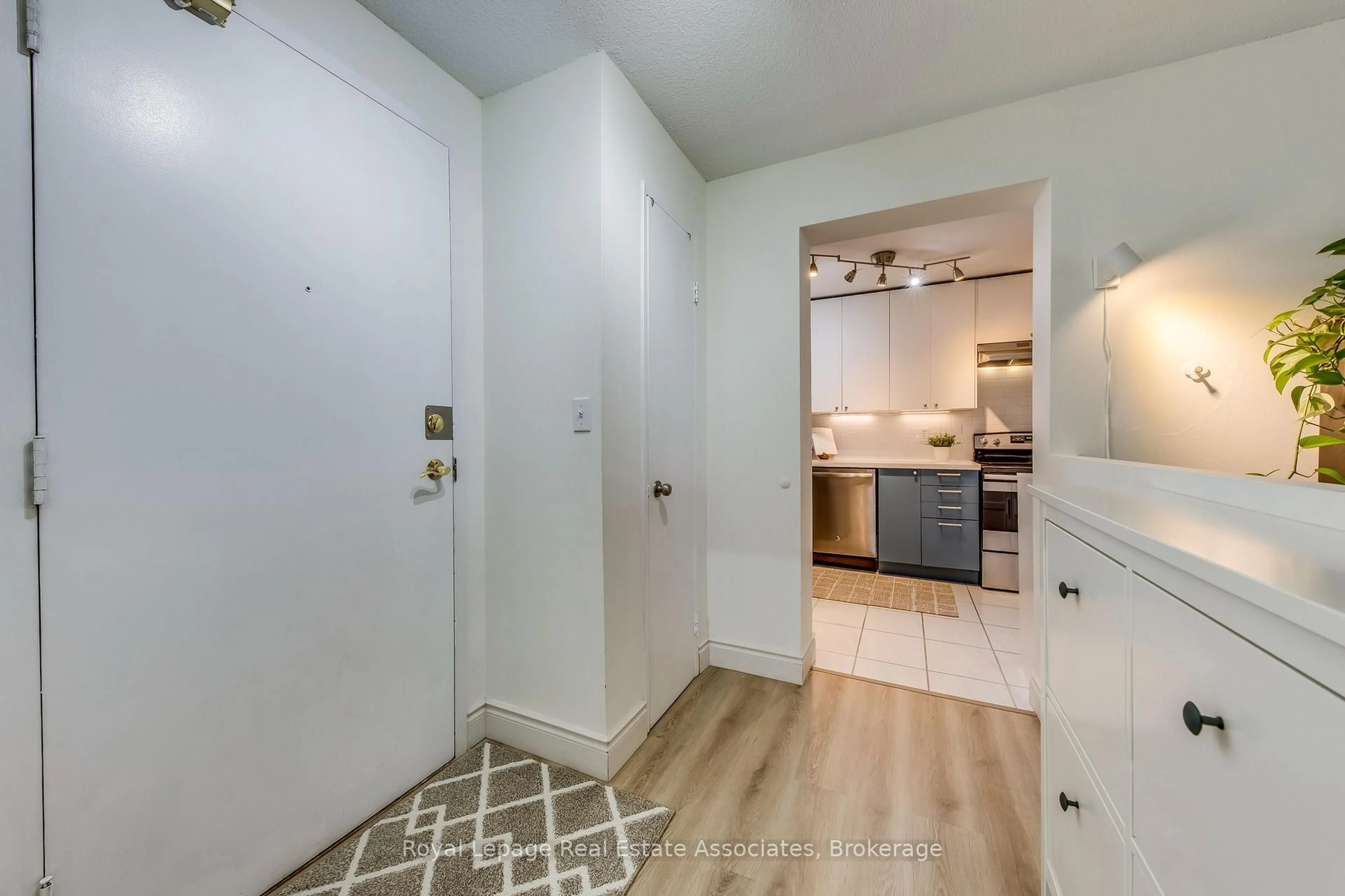 Indoor entryway for 155 Hillcrest Ave #901, Mississauga Ontario L5B 3Z2