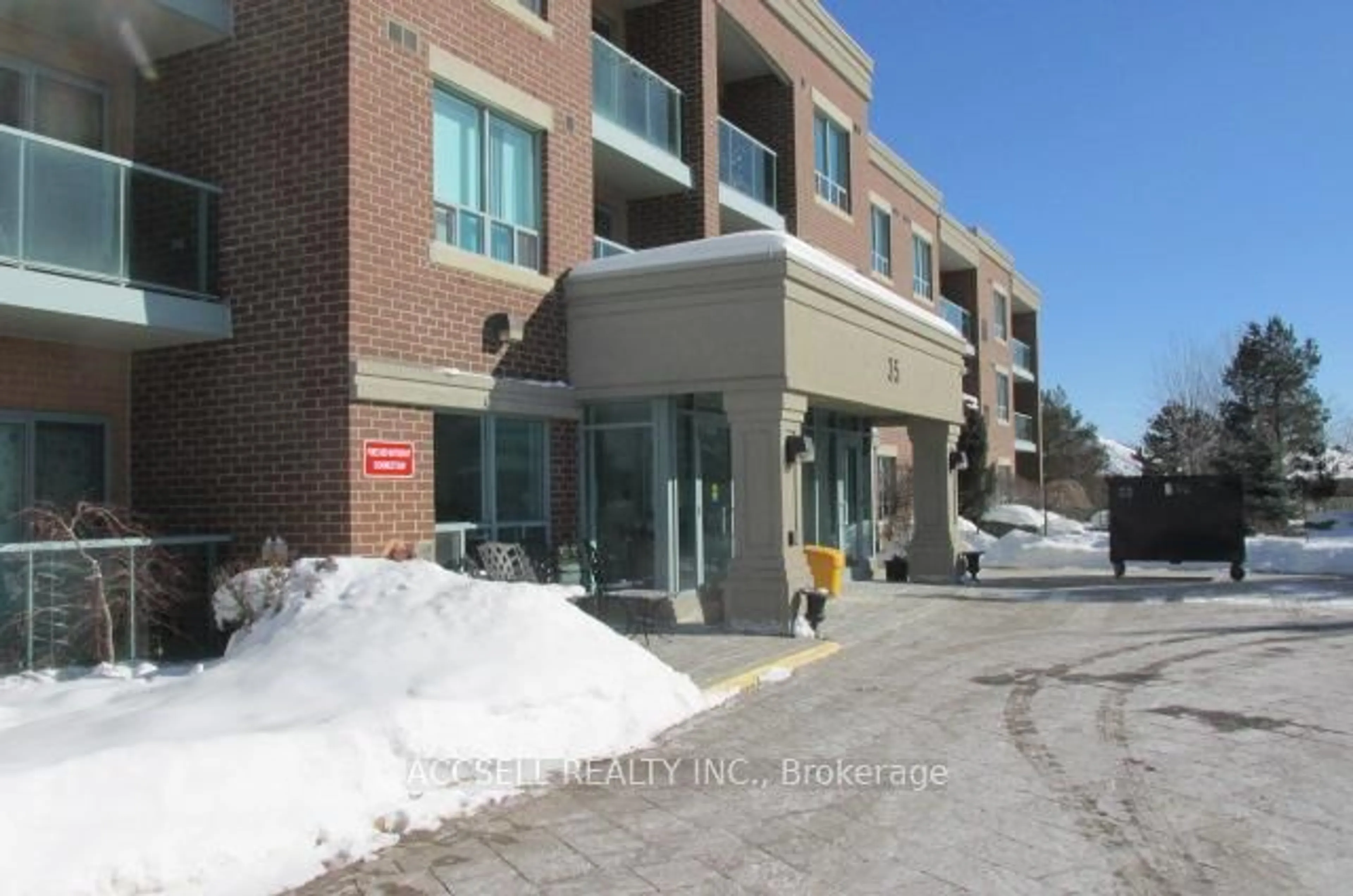 Indoor foyer for 35 Via Rosedale #304, Brampton Ontario L6R 3J9