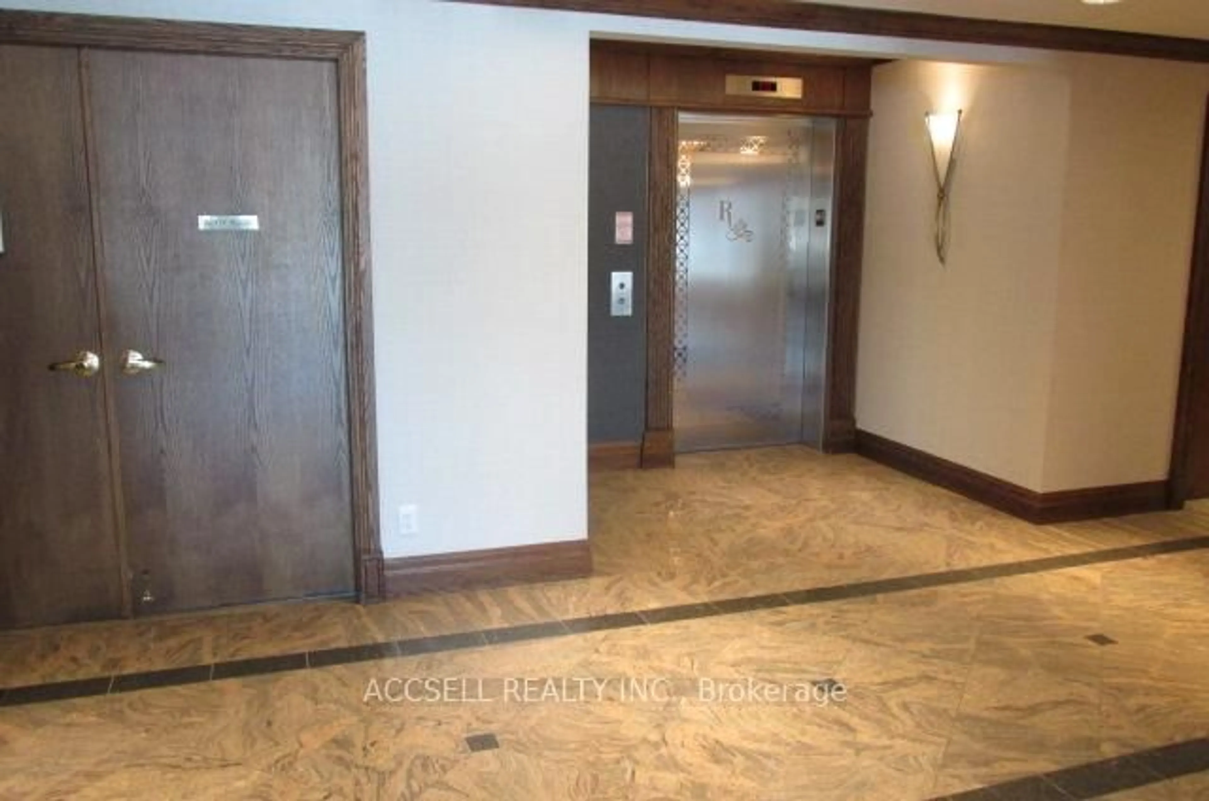 Indoor foyer for 35 Via Rosedale #304, Brampton Ontario L6R 3J9