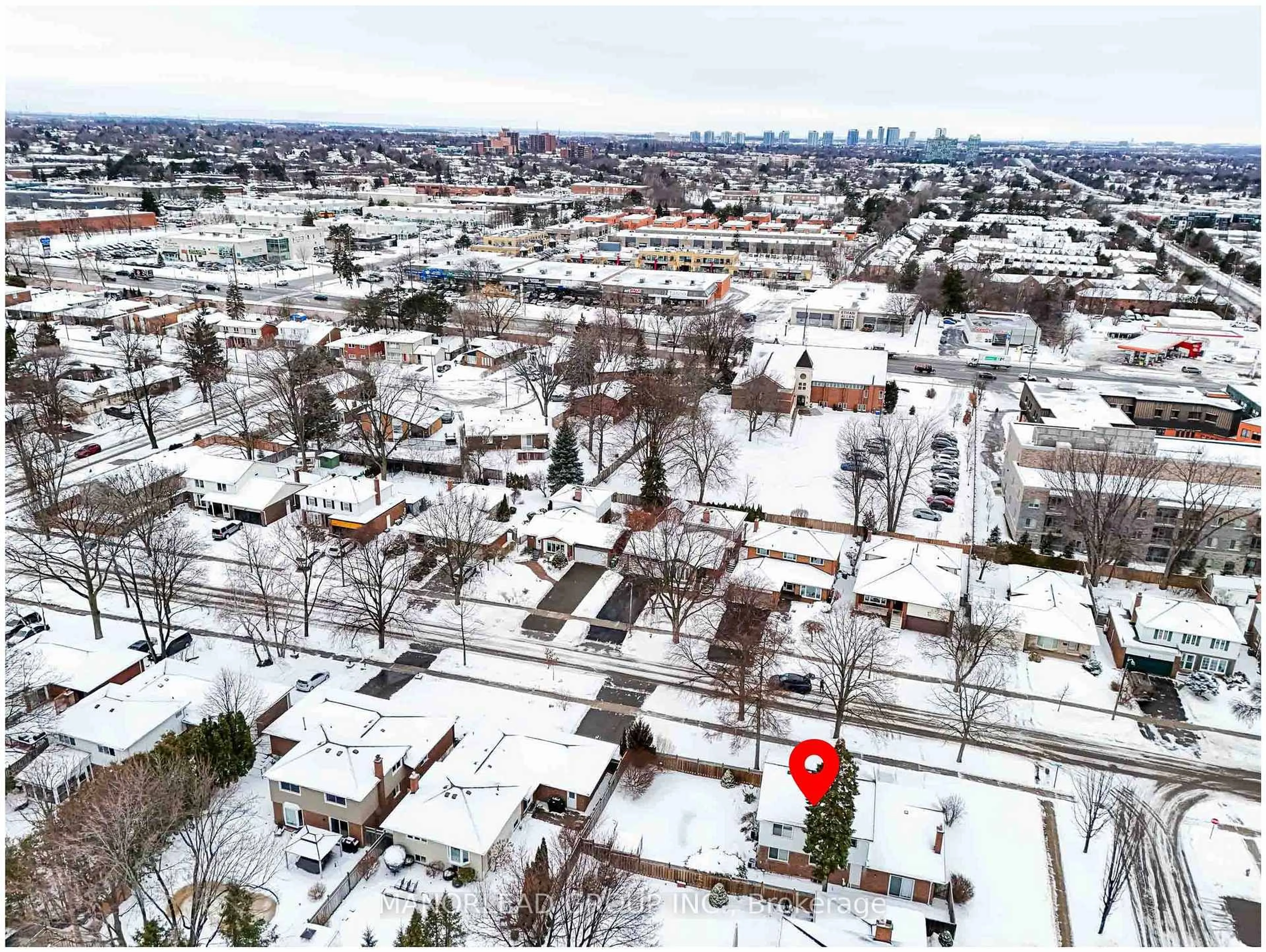 A pic from outside/outdoor area/front of a property/back of a property/a pic from drone, street for 2150 Herridge Dr, Mississauga Ontario L5K 1N6