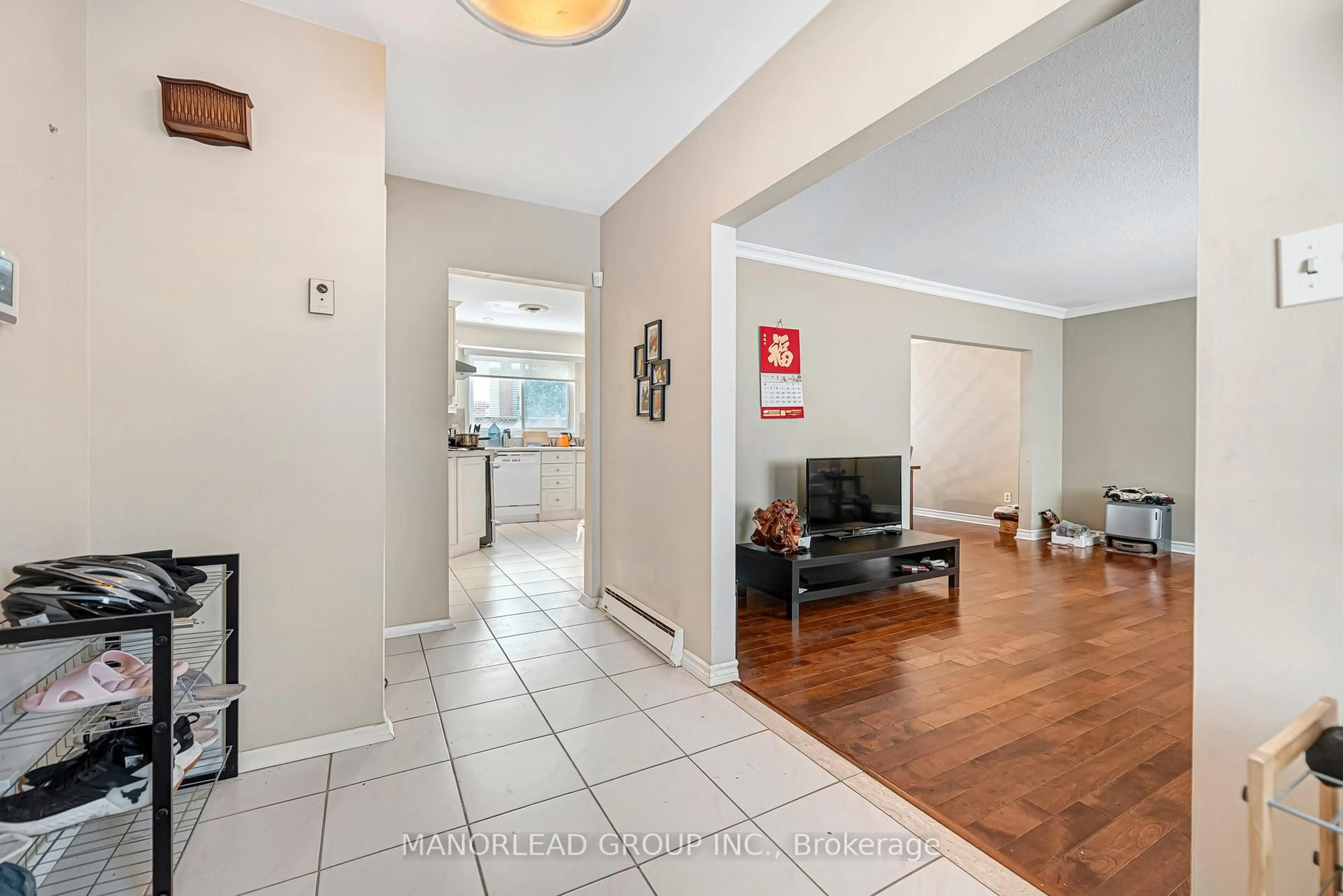 Indoor foyer for 2150 Herridge Dr, Mississauga Ontario L5K 1N6