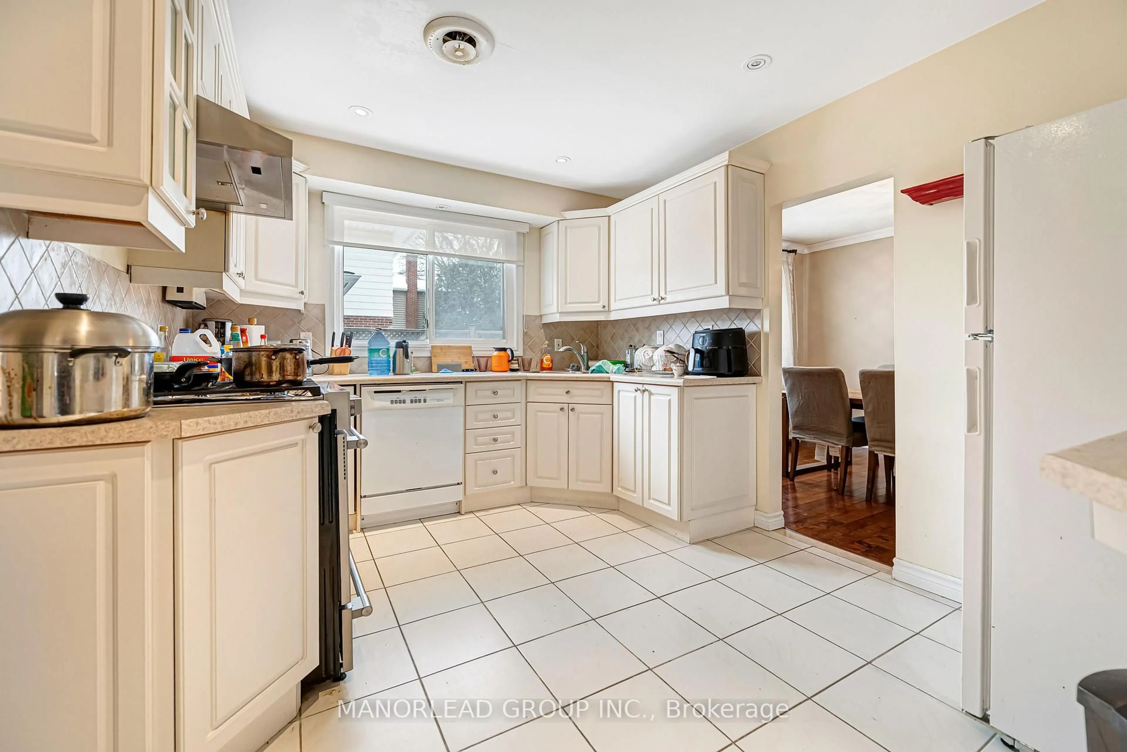 Standard kitchen, unknown for 2150 Herridge Dr, Mississauga Ontario L5K 1N6