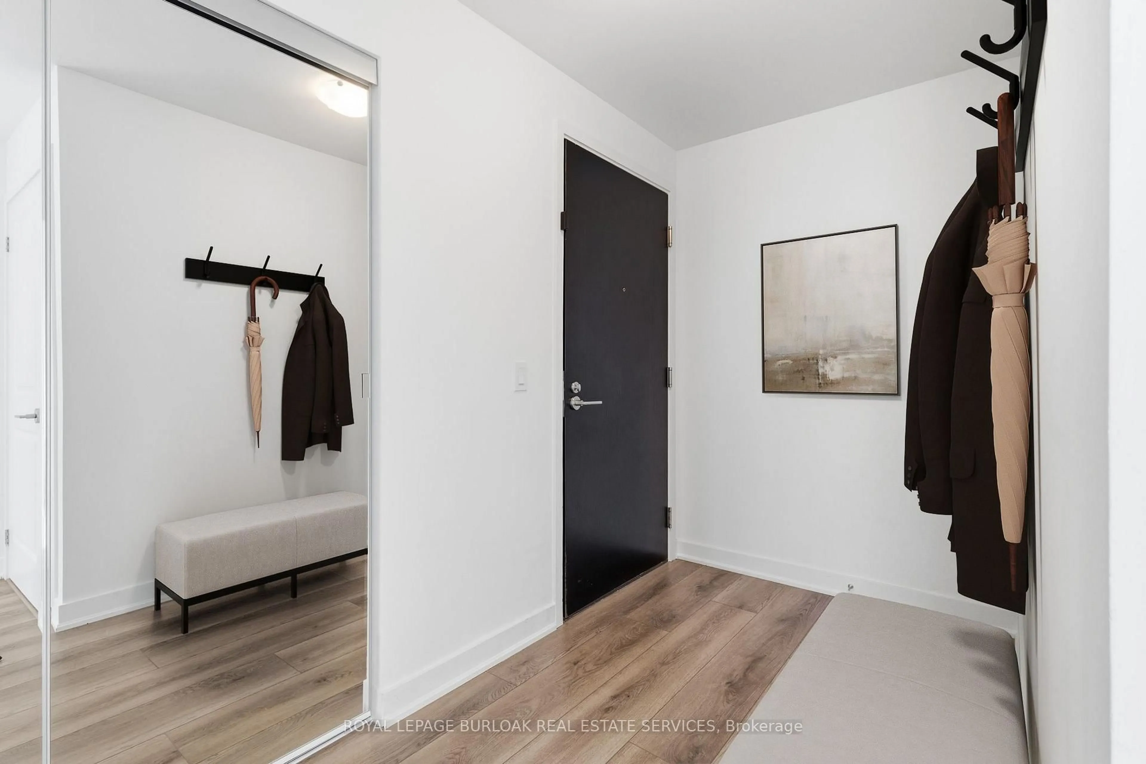 Indoor entryway for 2007 James St #1407, Burlington Ontario L7R 0G7