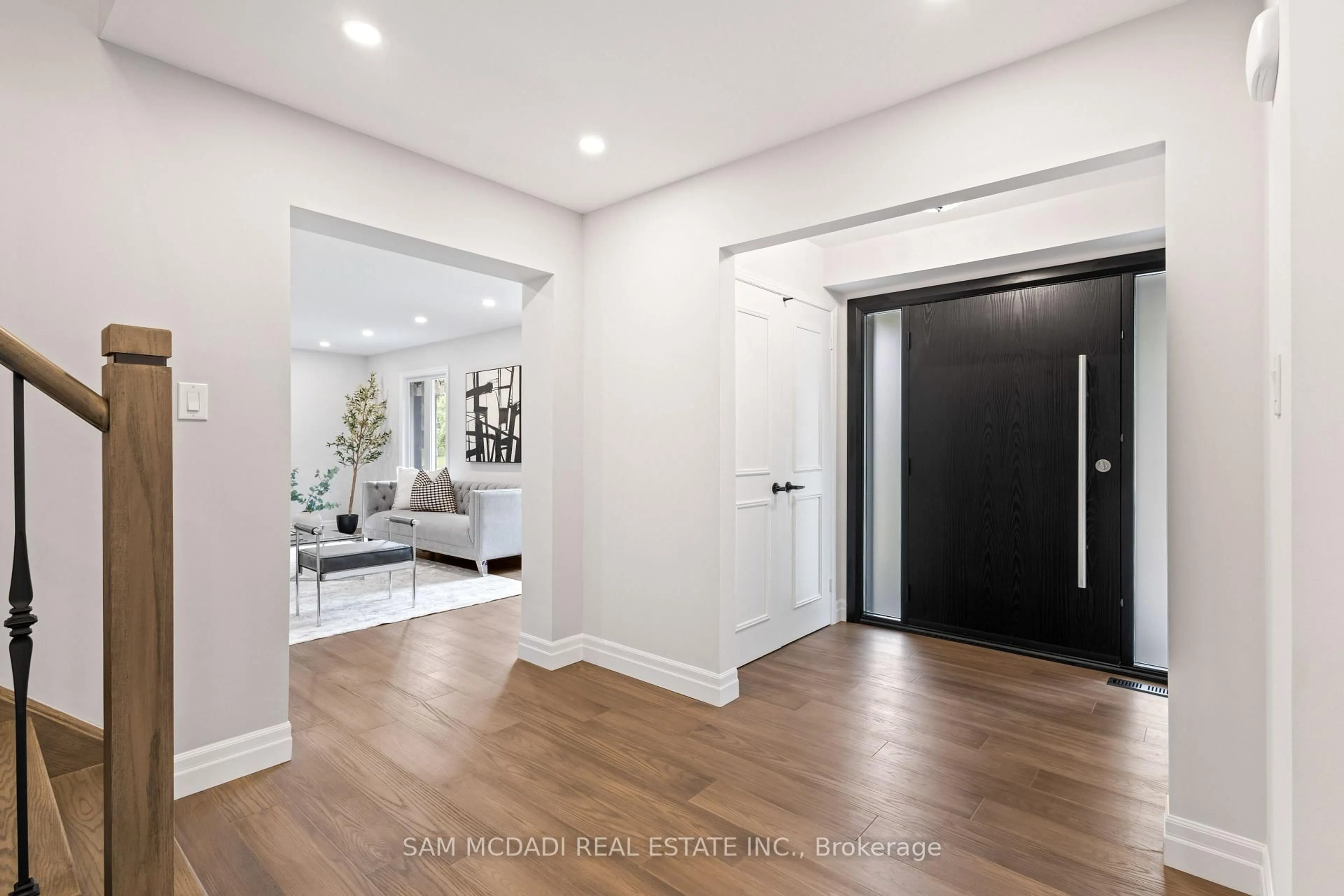 Indoor entryway for 2535 Robin Dr, Mississauga Ontario L5K 2G2