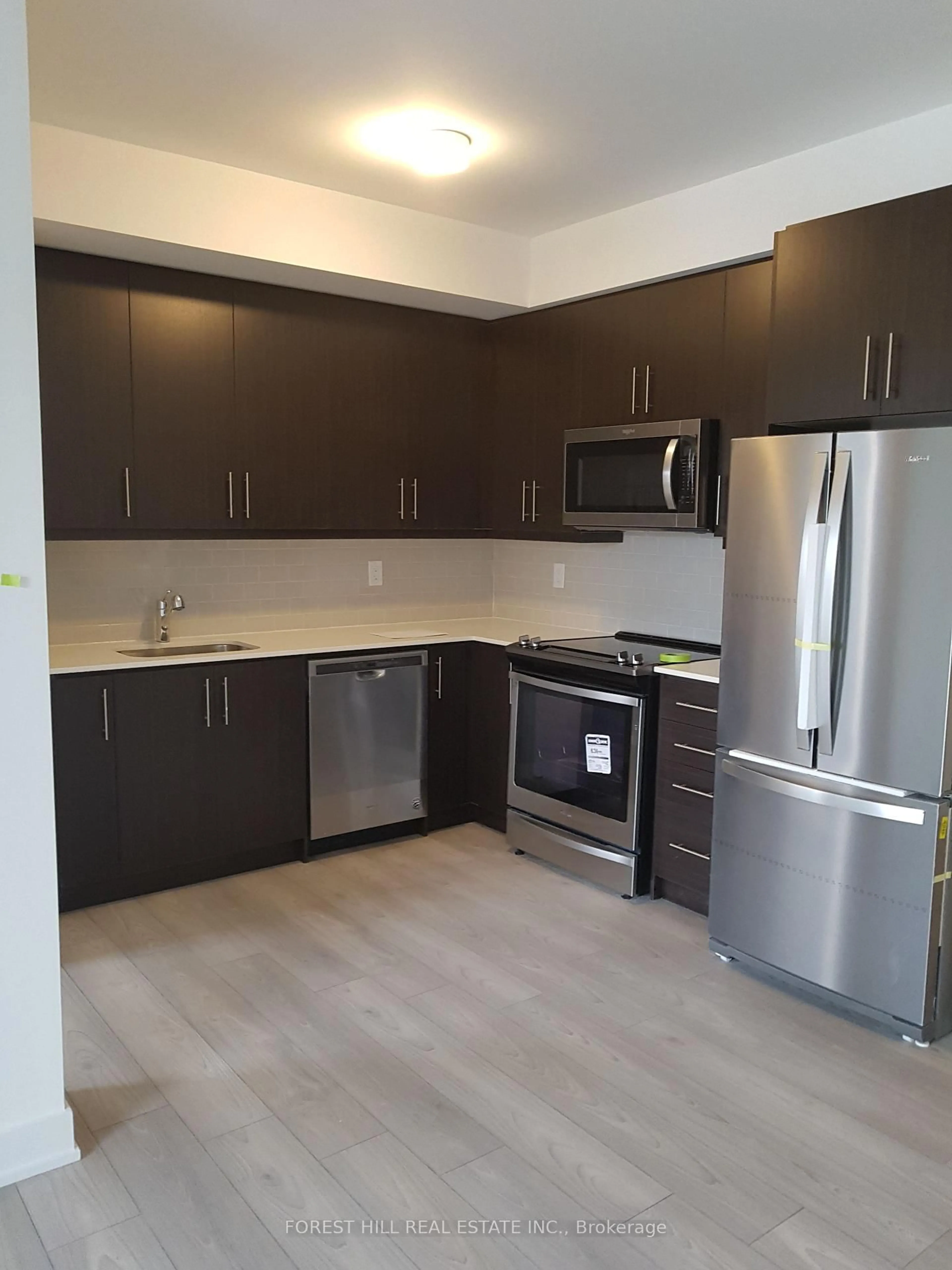 Standard kitchen, wood/laminate floor for 3472 Widdicombe Way #12, Mississauga Ontario L5L 0B8