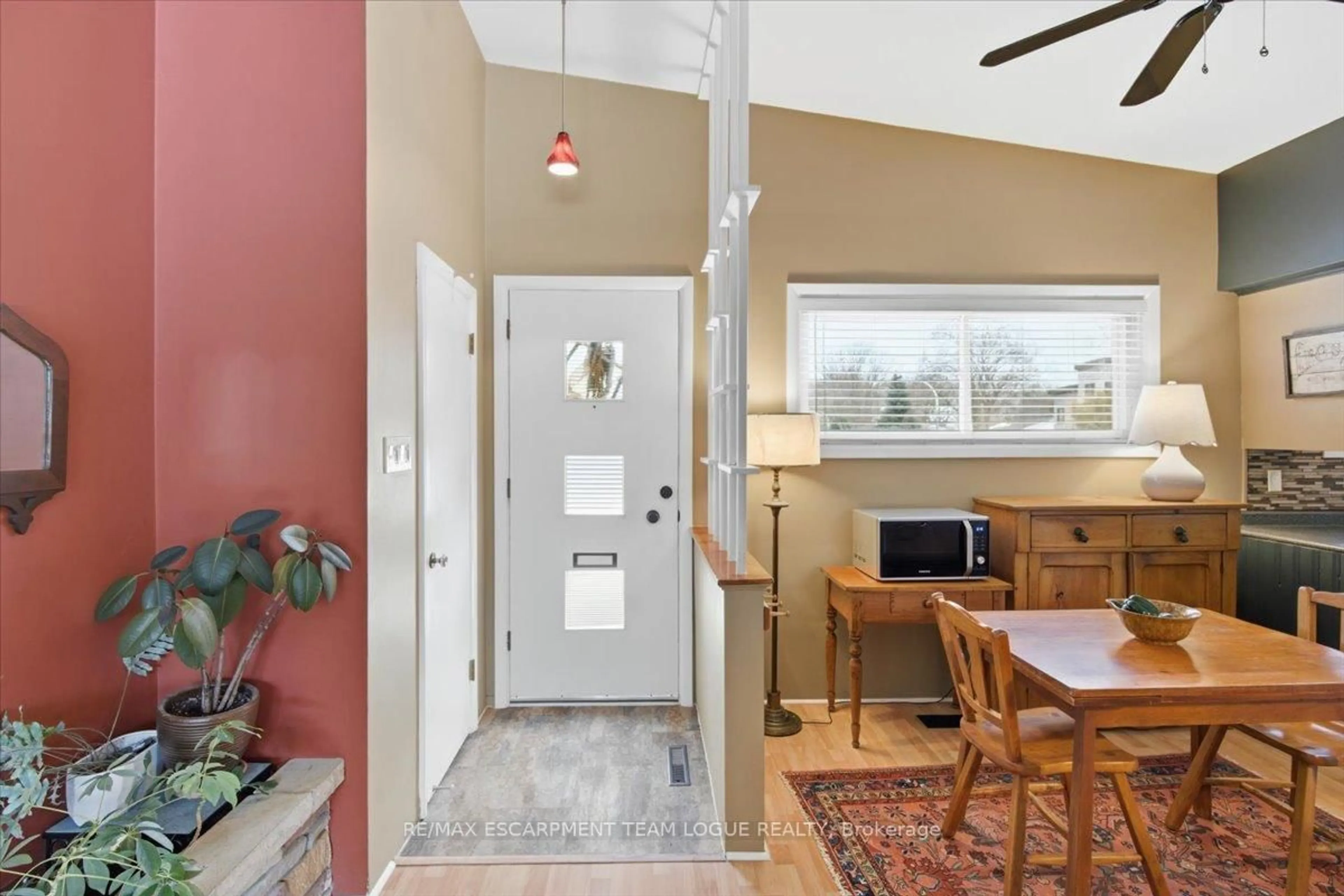 Indoor entryway for 354 Arden Cres, Burlington Ontario L7L 2A8