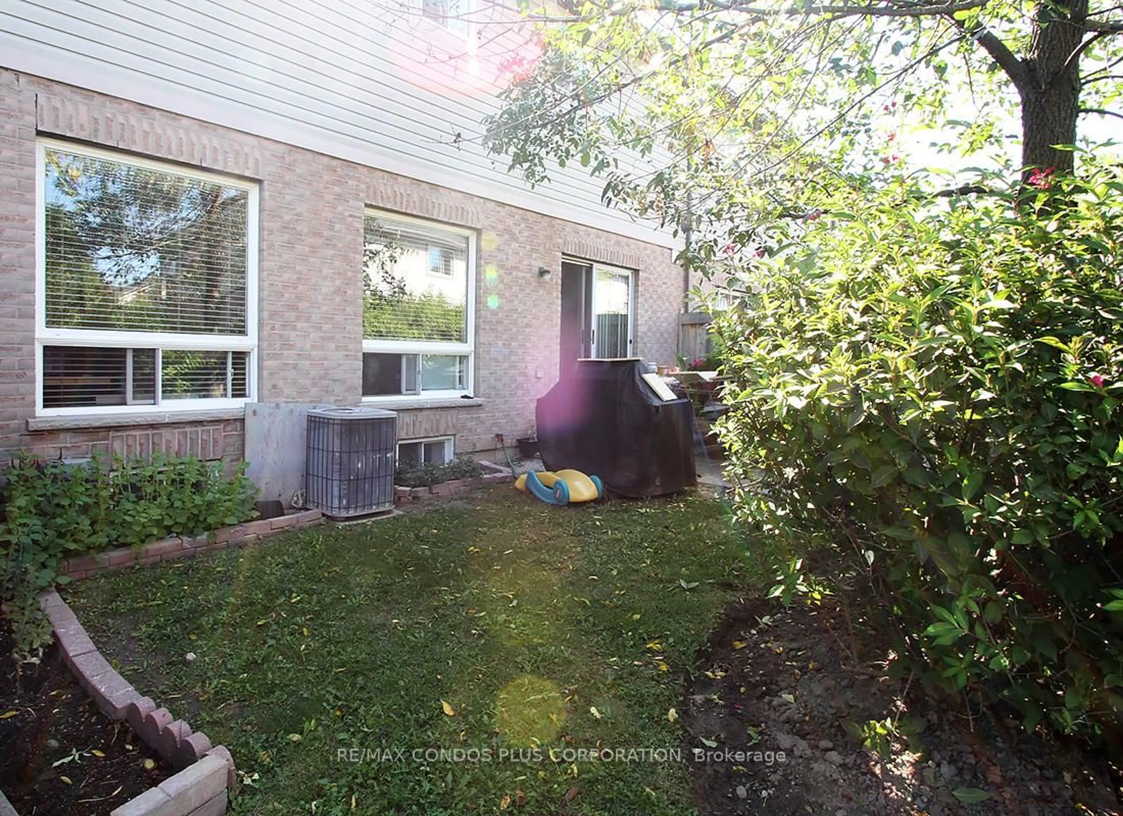 A pic from outside/outdoor area/front of a property/back of a property/a pic from drone, street for 517 Ravenstone Cres, Mississauga Ontario L5R 4A6