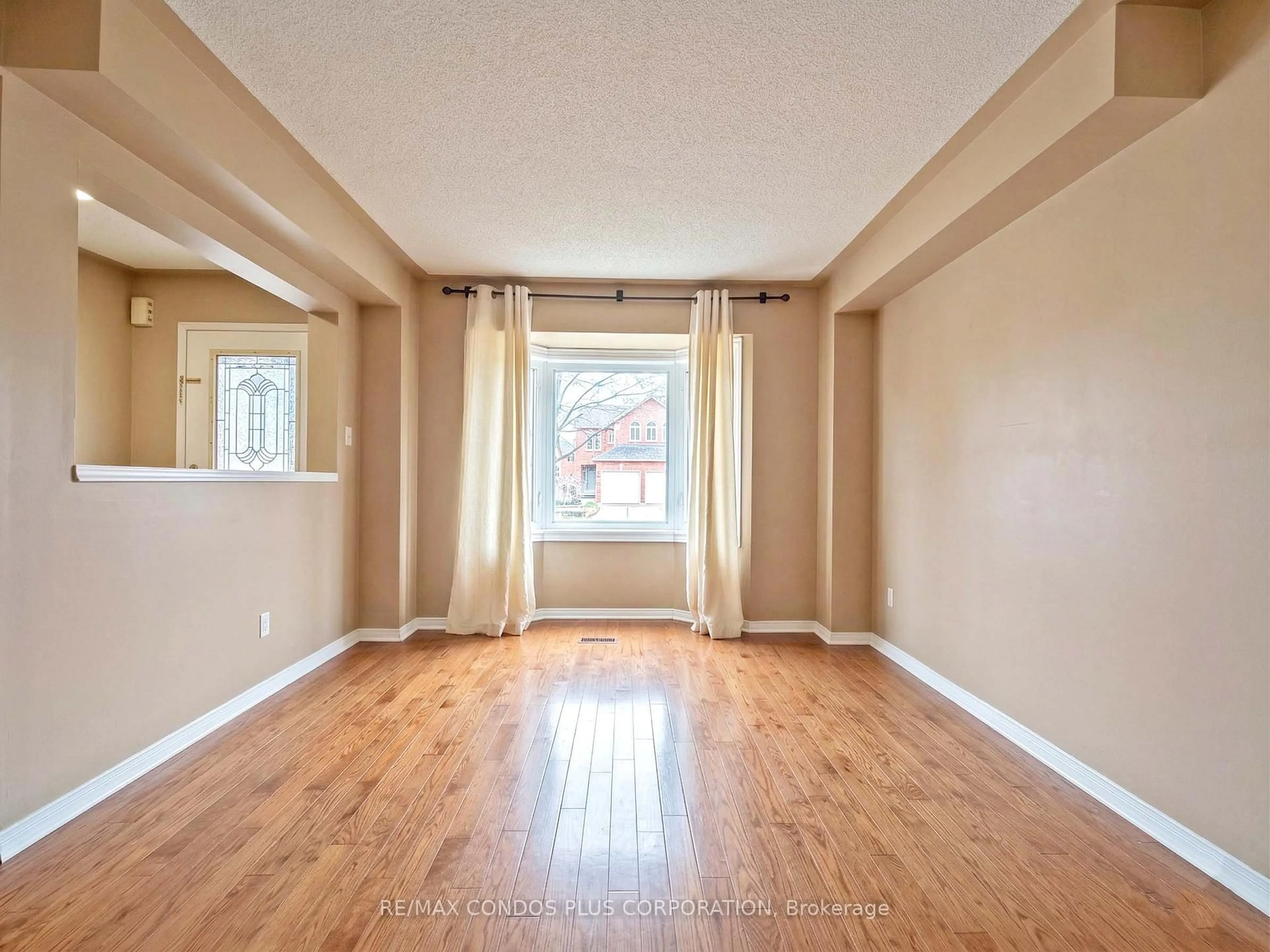 A pic of a room for 517 Ravenstone Cres, Mississauga Ontario L5R 4A6