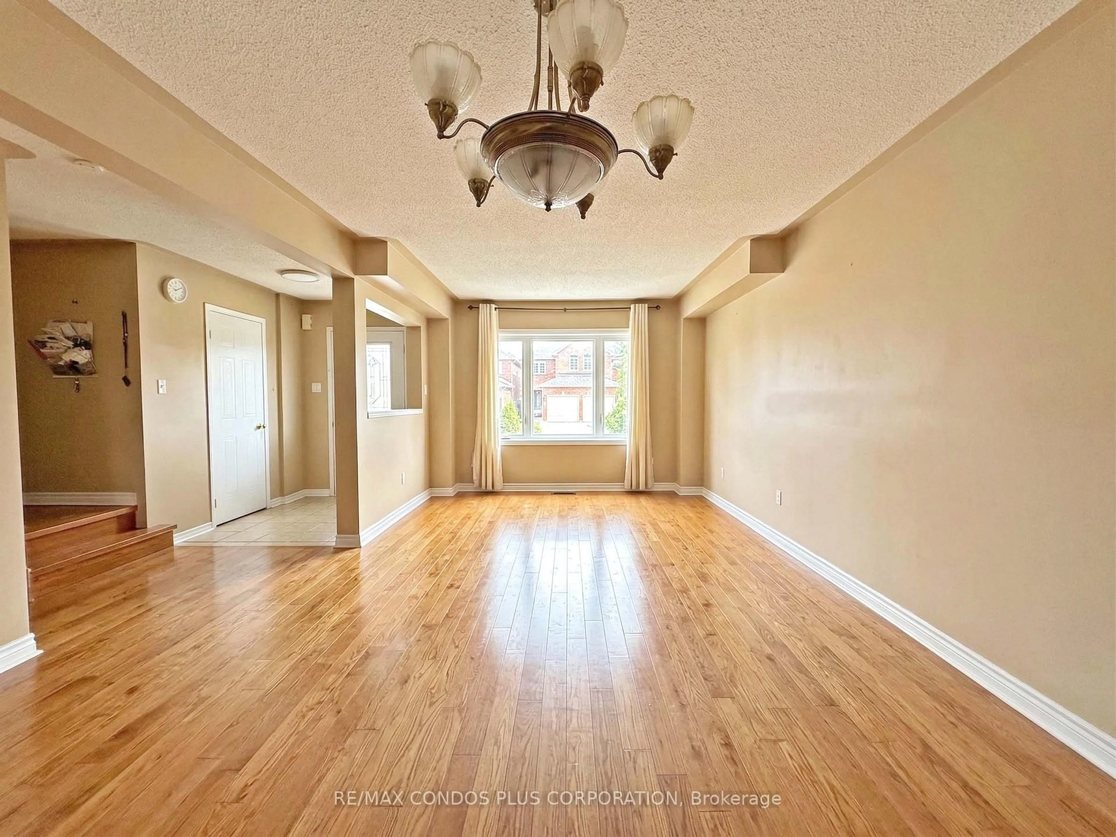 A pic of a room for 517 Ravenstone Cres, Mississauga Ontario L5R 4A6