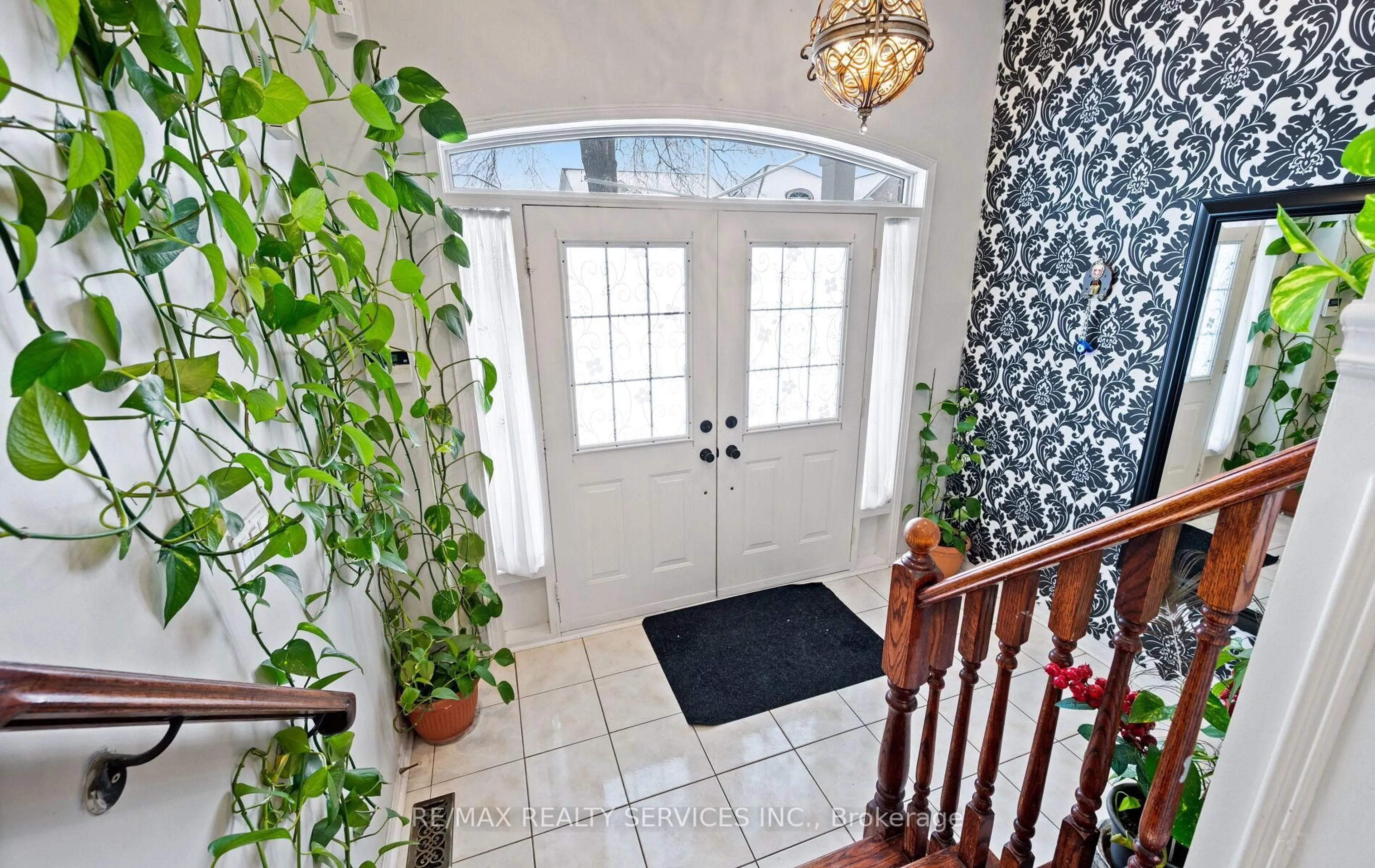 Indoor entryway for 23 Edenvalley Rd, Brampton Ontario L7A 2M6