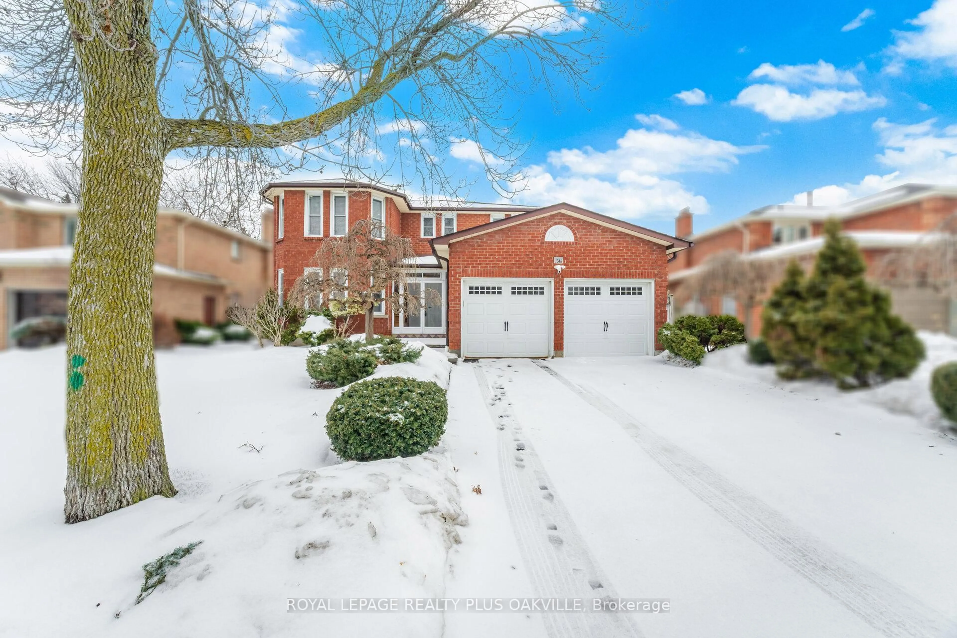 A pic from outside/outdoor area/front of a property/back of a property/a pic from drone, street for 1346 Chalfield Dr, Oakville Ontario L6J 6R5