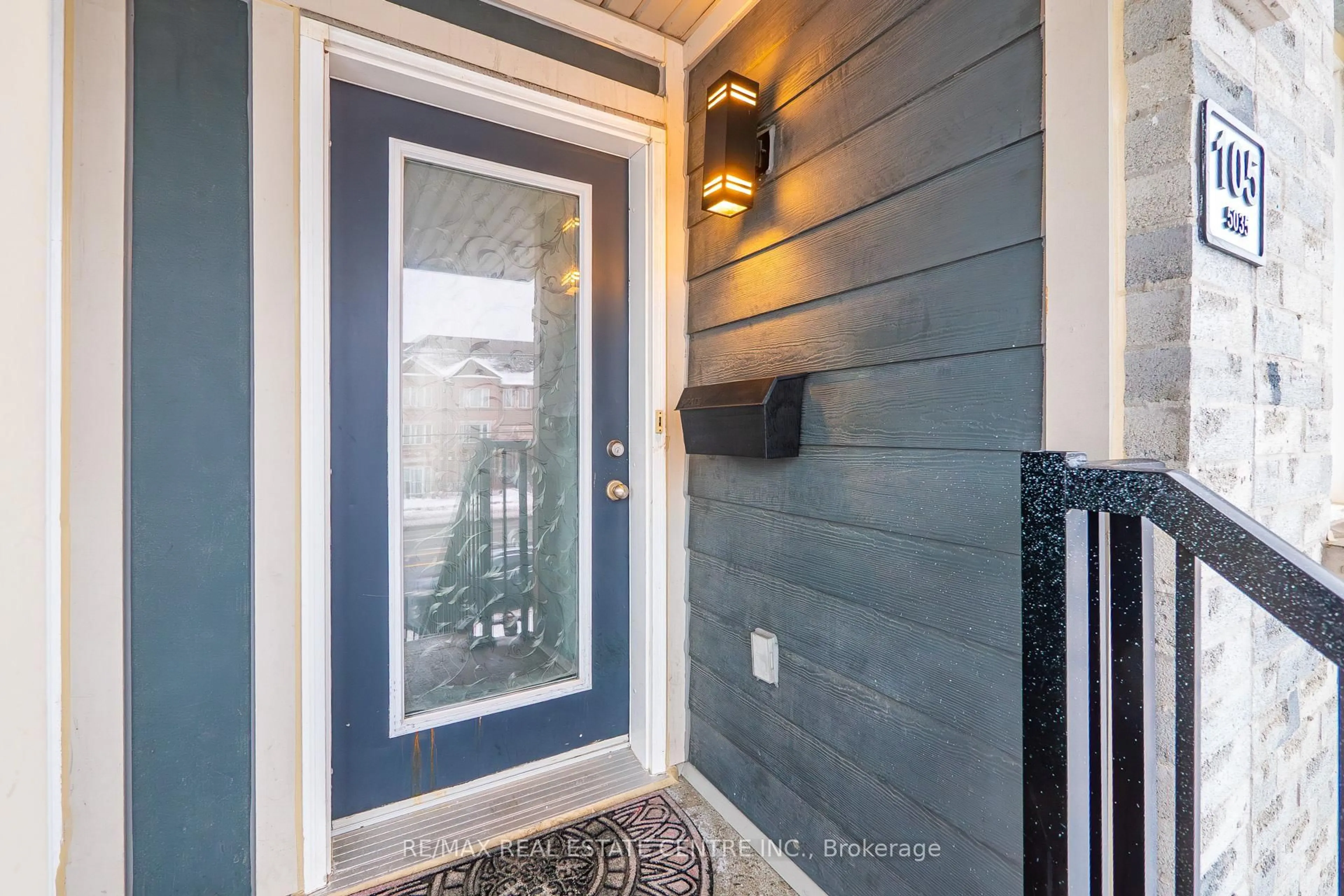 Indoor entryway for 5035 Oscar Peterson Blvd #105, Mississauga Ontario L5M 0P4