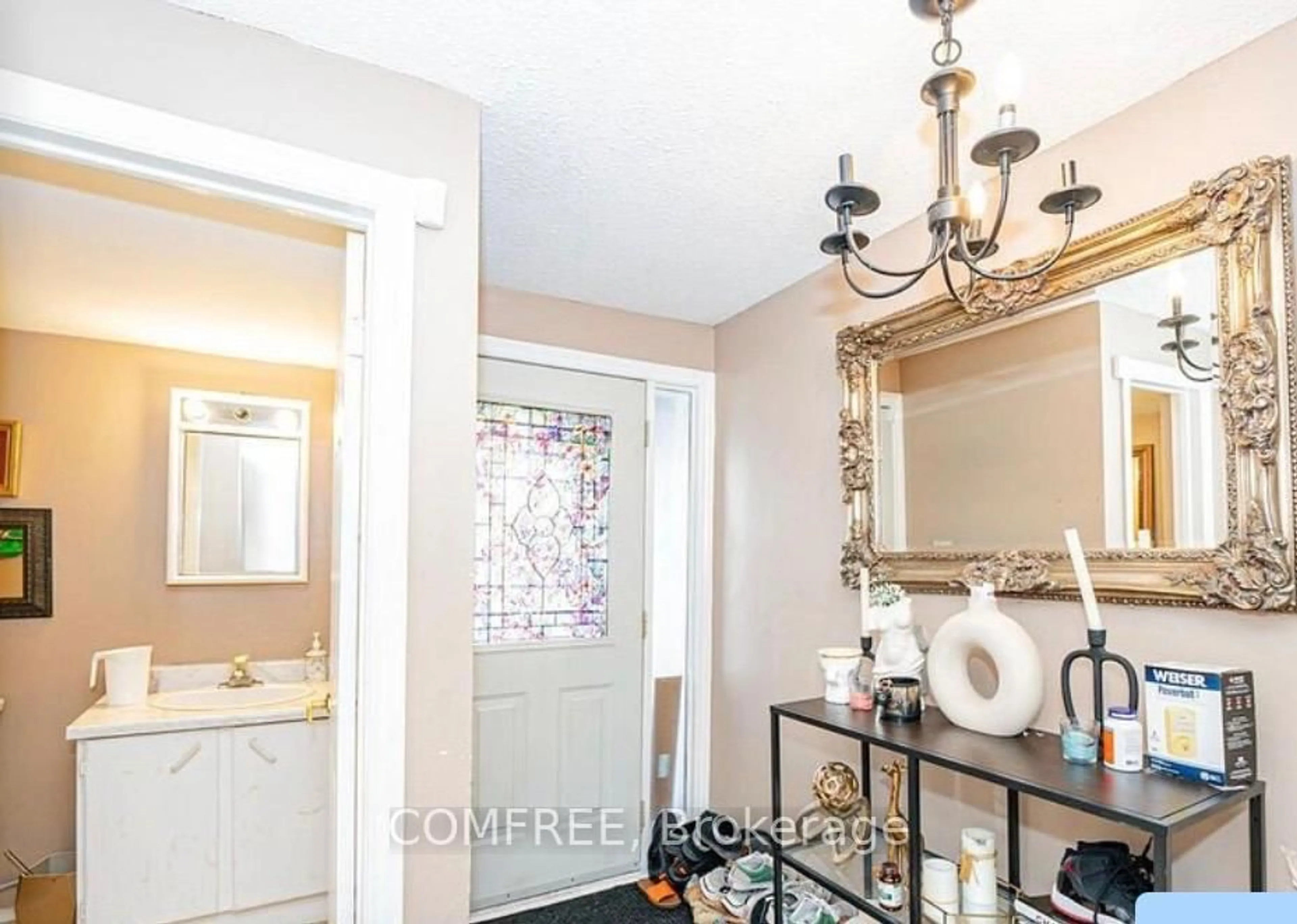 Indoor entryway for 4020 Brandon Gate Dr #11, Mississauga Ontario L4T 3W8