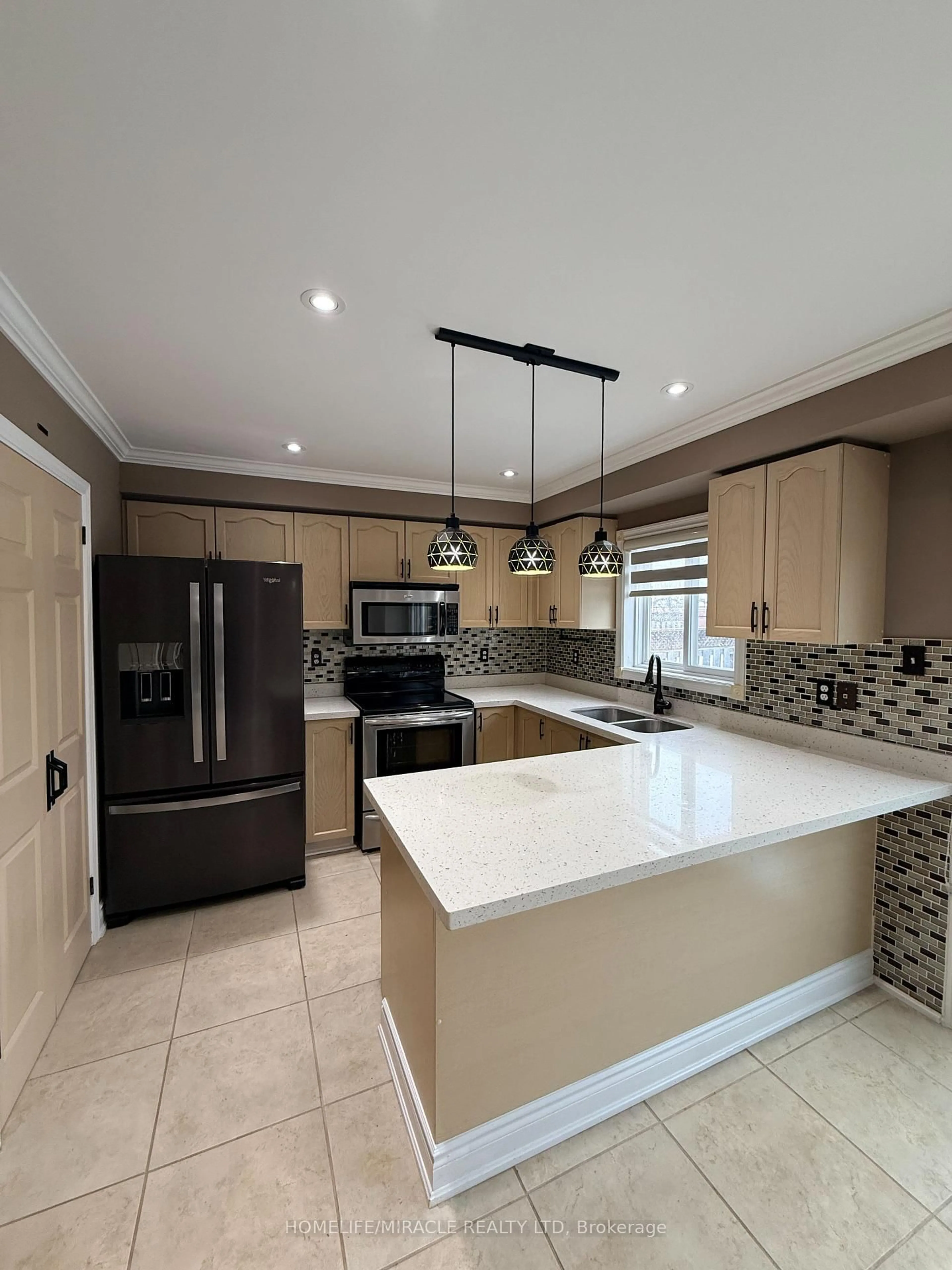 Open concept kitchen, ceramic/tile floor for 9 Caruso Dr, Brampton Ontario L6Y 5B1