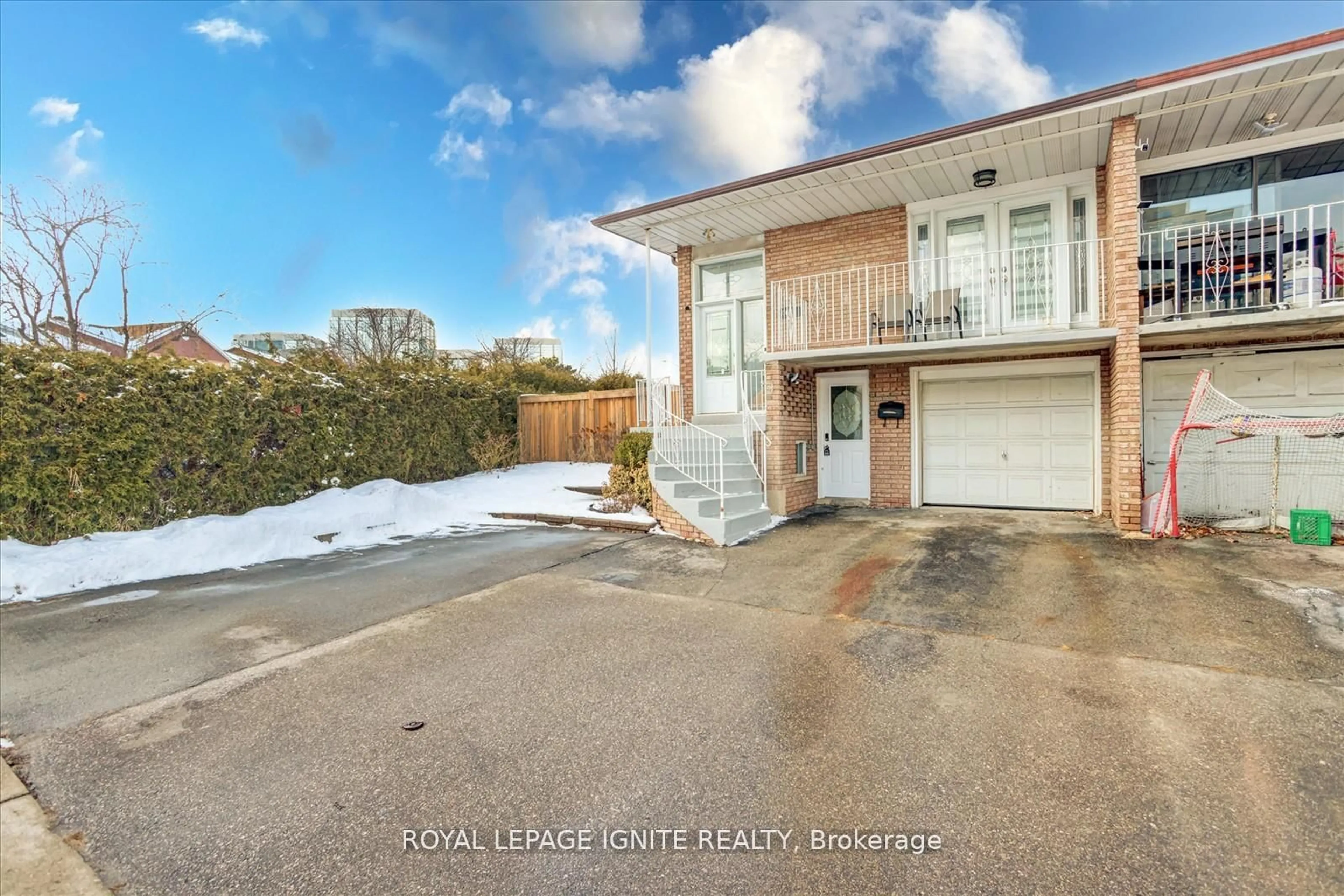 A pic from outside/outdoor area/front of a property/back of a property/a pic from drone, street for 4023 Bishopstoke Lane, Mississauga Ontario L4Z 1H9