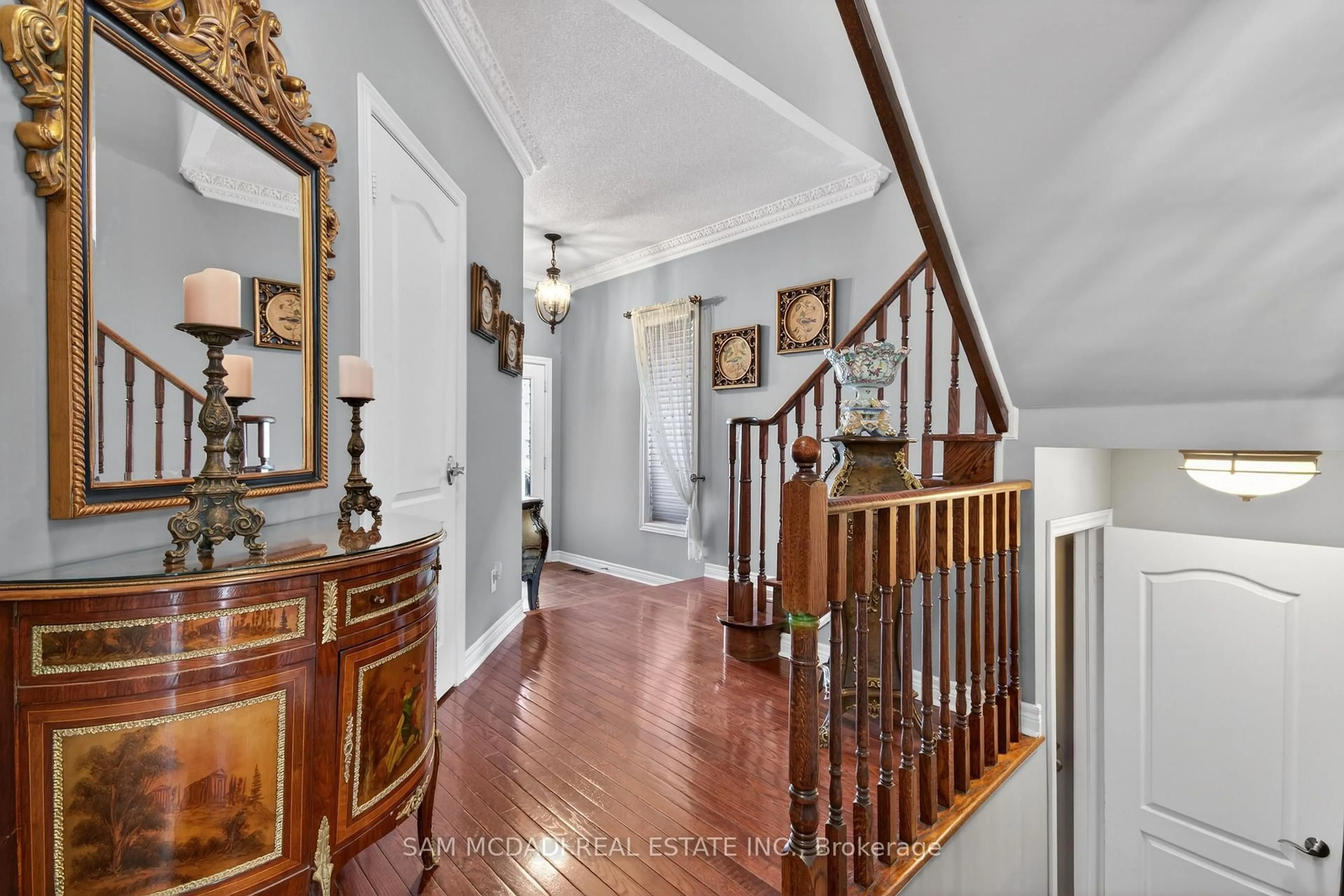 Indoor foyer for 5224 Churchill Meadows Blvd, Mississauga Ontario L5M 8C1