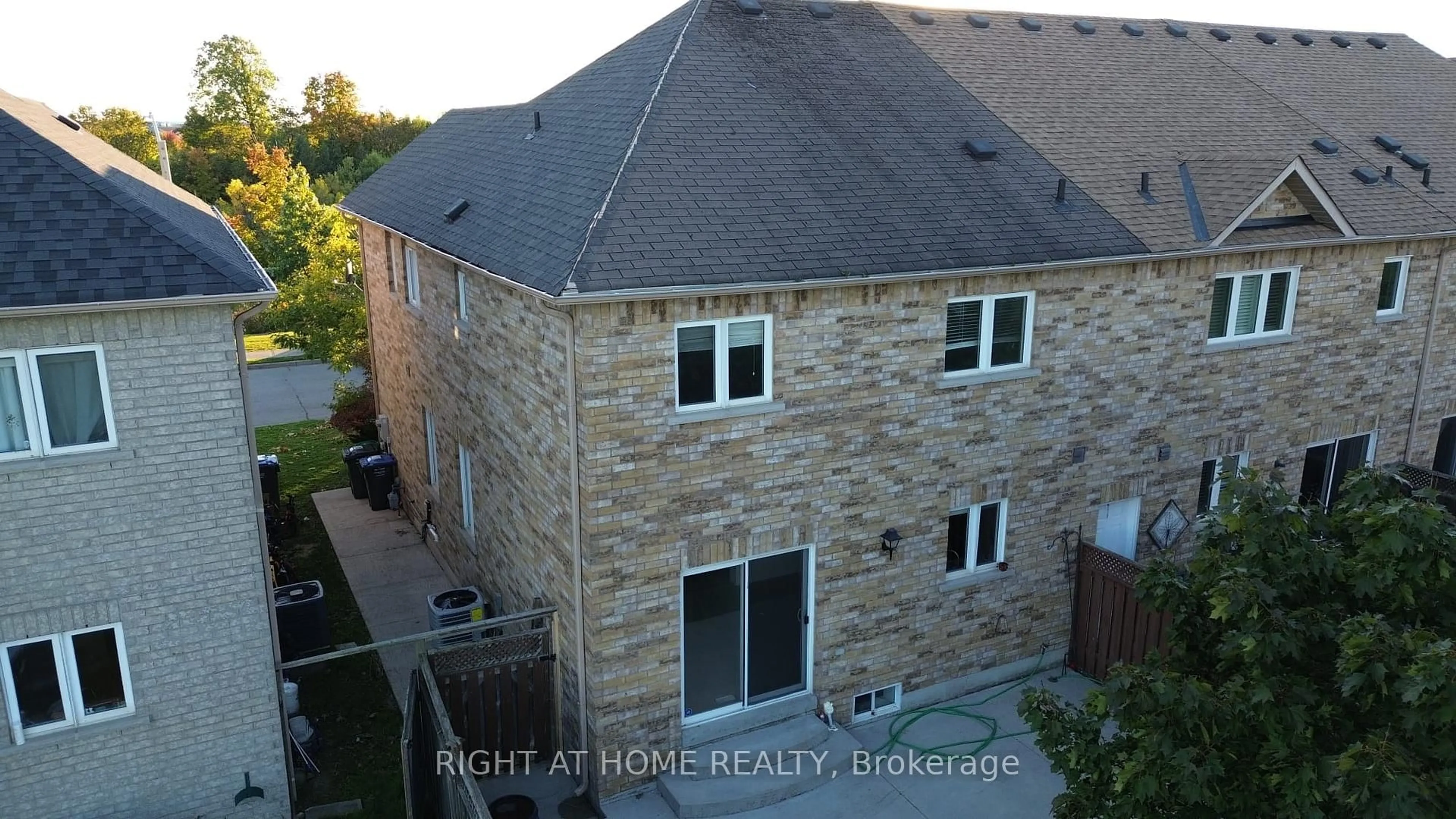 A pic from outside/outdoor area/front of a property/back of a property/a pic from drone, building for 71 Beavervalley Dr, Brampton Ontario L7A 3R3