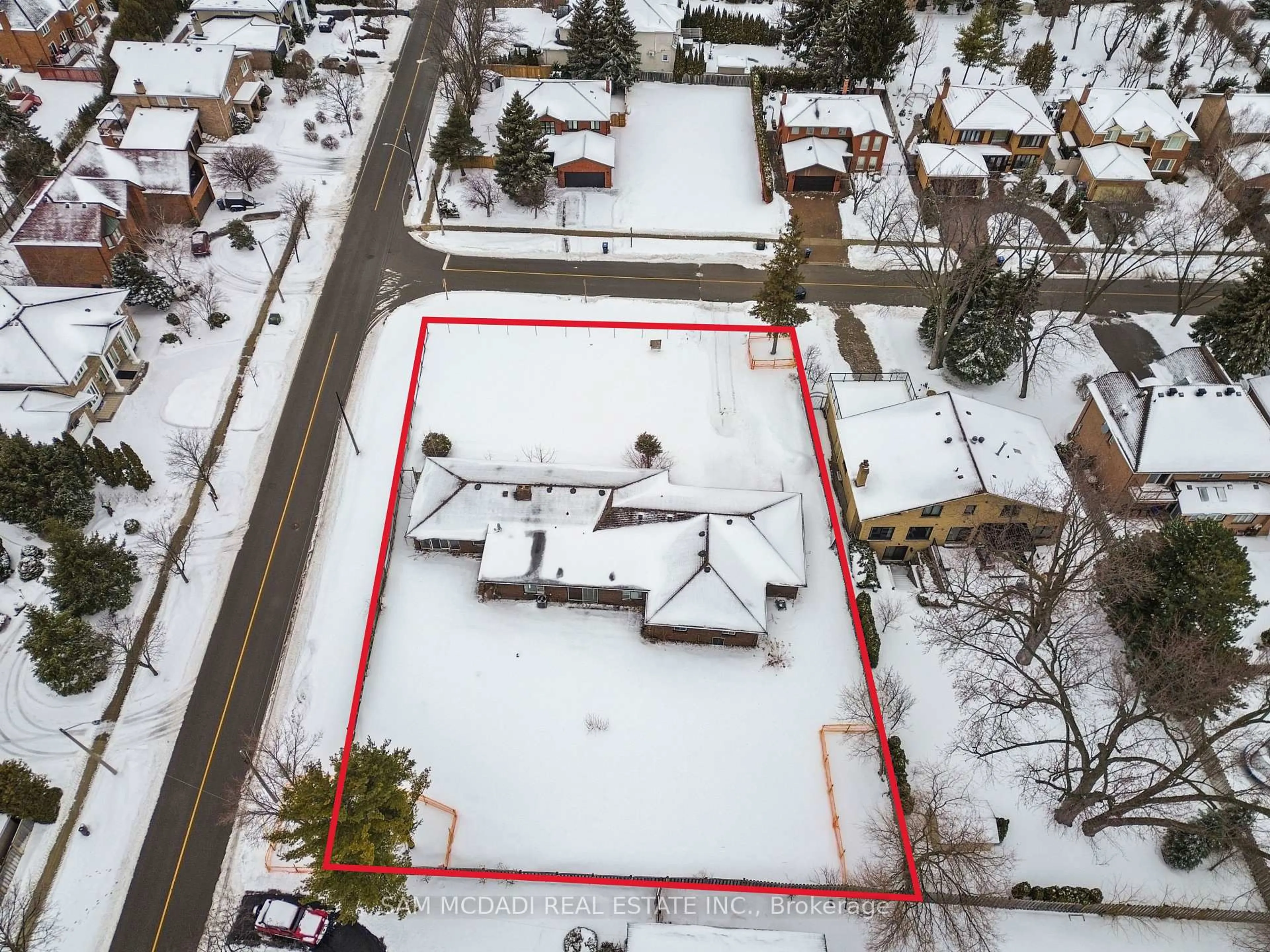A pic from outside/outdoor area/front of a property/back of a property/a pic from drone, street for 1710 Carrington Rd, Mississauga Ontario L5M 2K2
