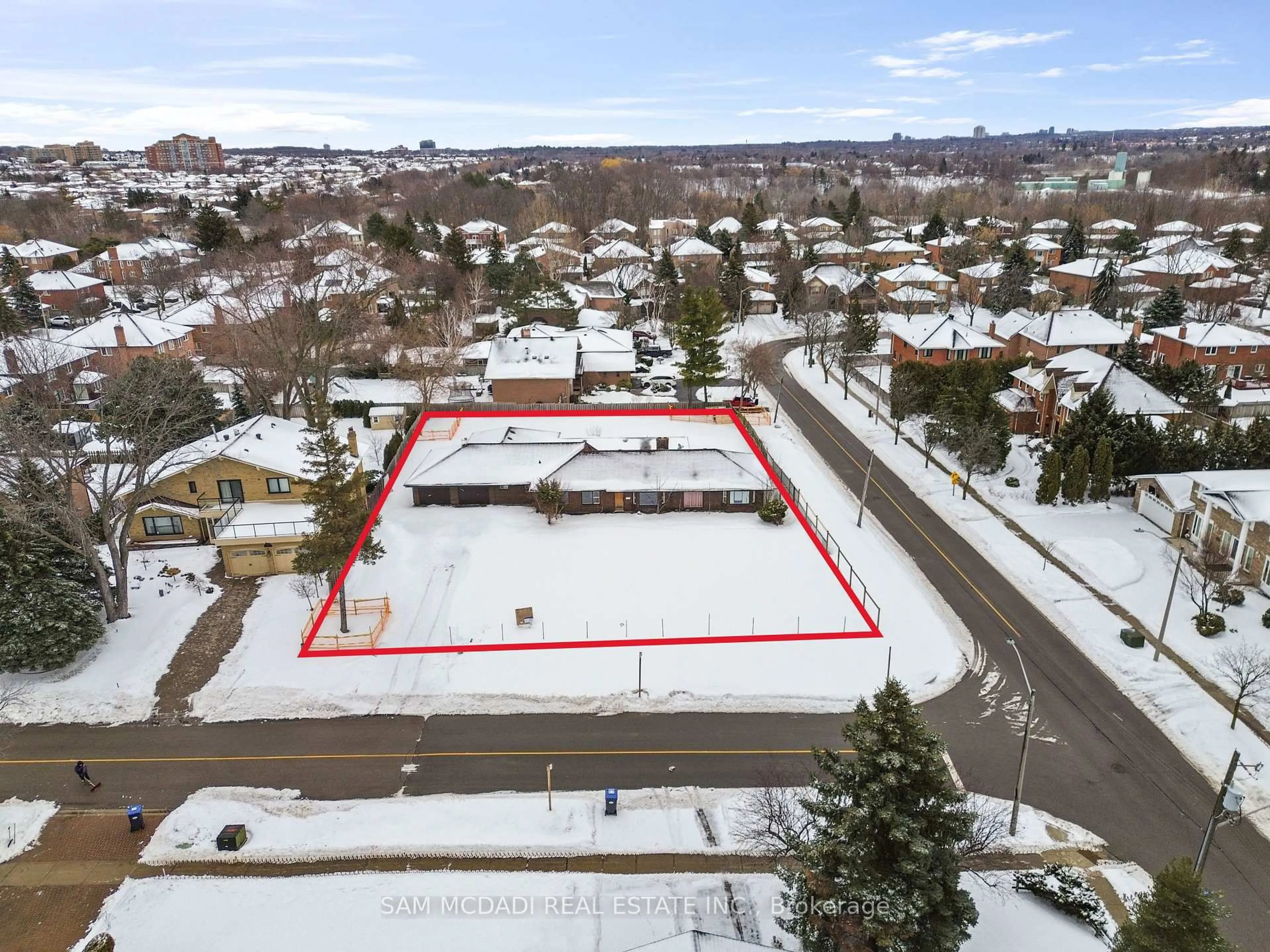 A pic from outside/outdoor area/front of a property/back of a property/a pic from drone, street for 1710 Carrington Rd, Mississauga Ontario L5M 2K2