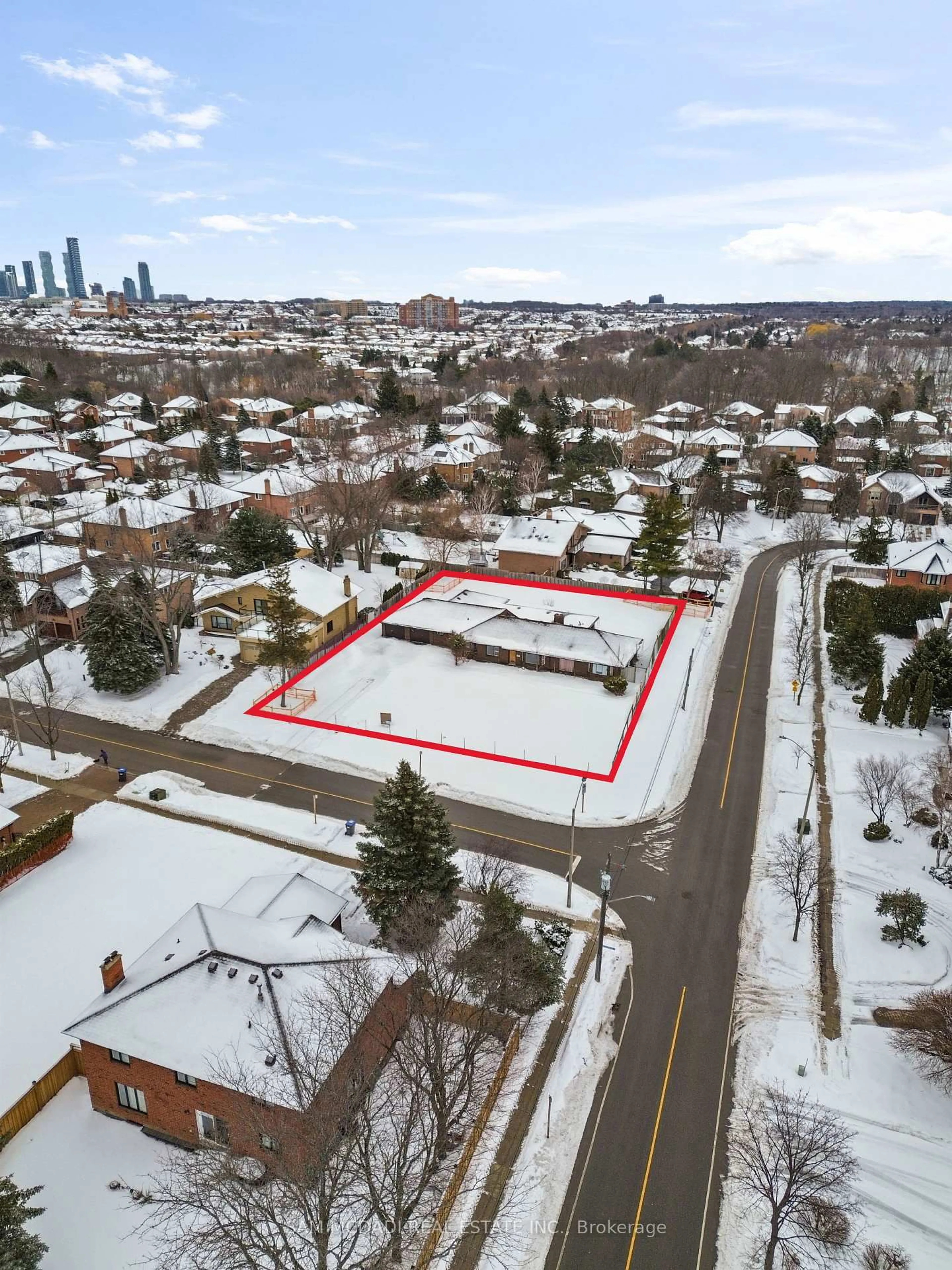 A pic from outside/outdoor area/front of a property/back of a property/a pic from drone, street for 1710 Carrington Rd, Mississauga Ontario L5M 2K2