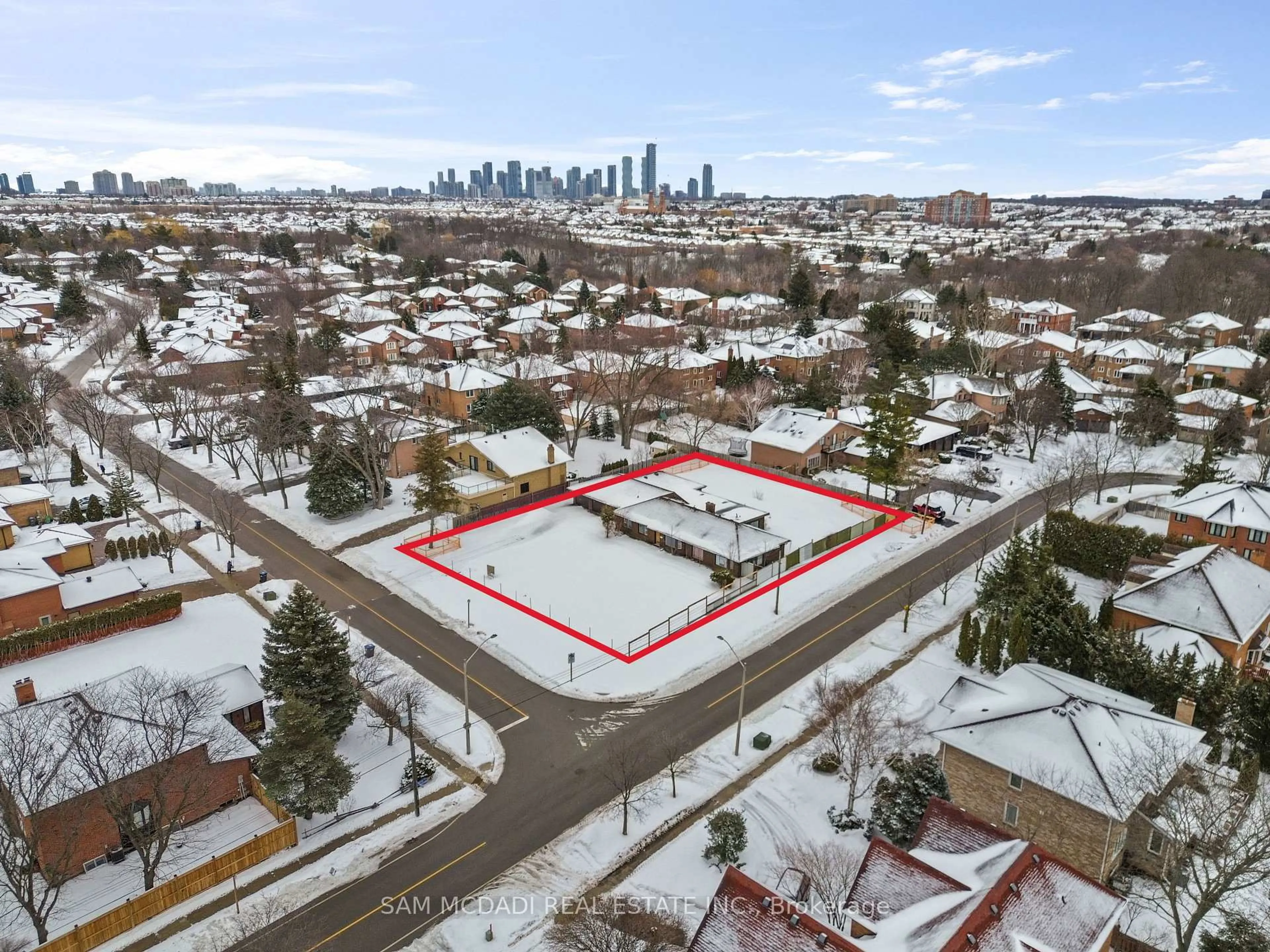 A pic from outside/outdoor area/front of a property/back of a property/a pic from drone, city buildings view from balcony for 1710 Carrington Rd, Mississauga Ontario L5M 2K2