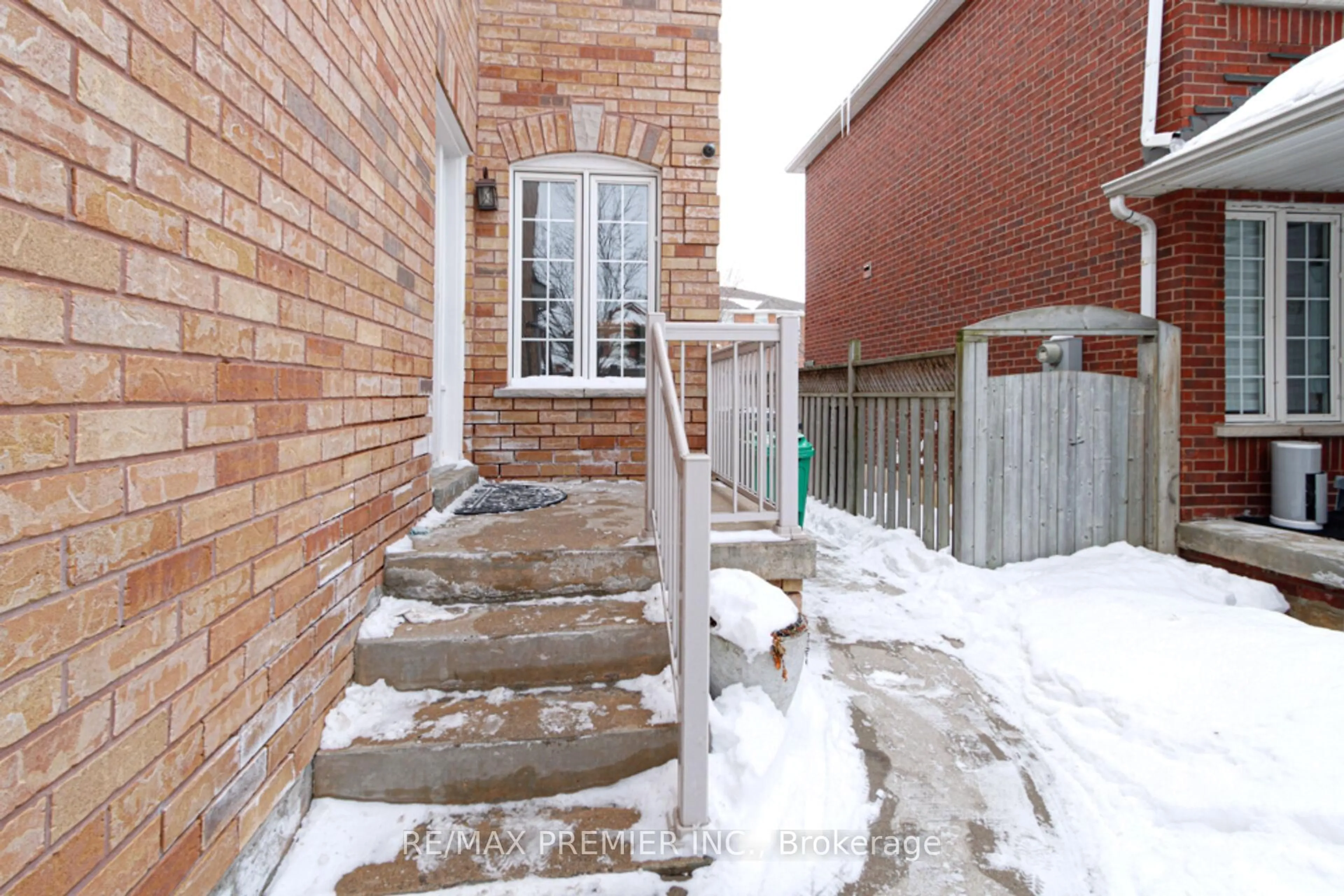 Stairs for 5272 Brookwood Crt, Mississauga Ontario L5V 2N8