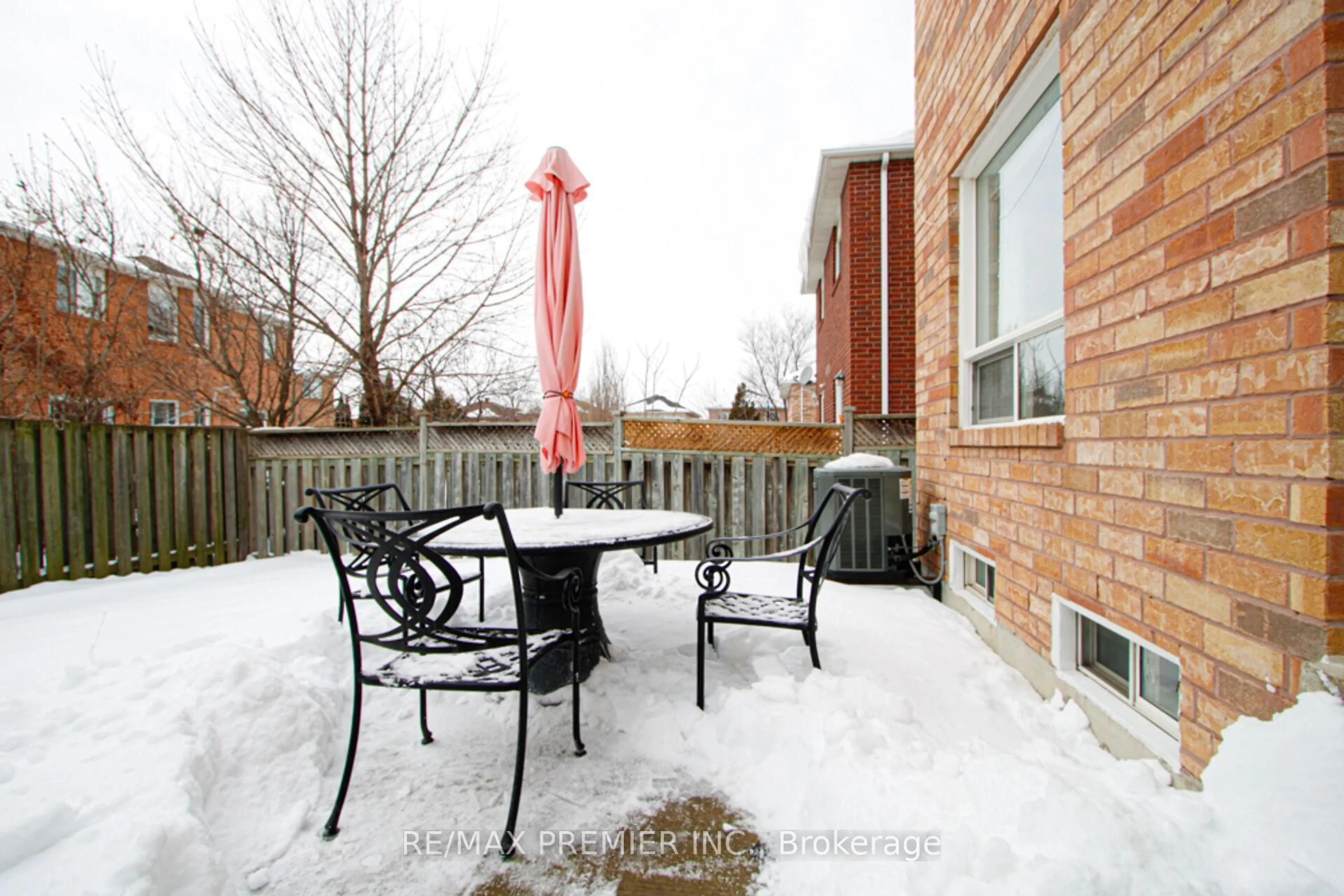 Patio, street for 5272 Brookwood Crt, Mississauga Ontario L5V 2N8