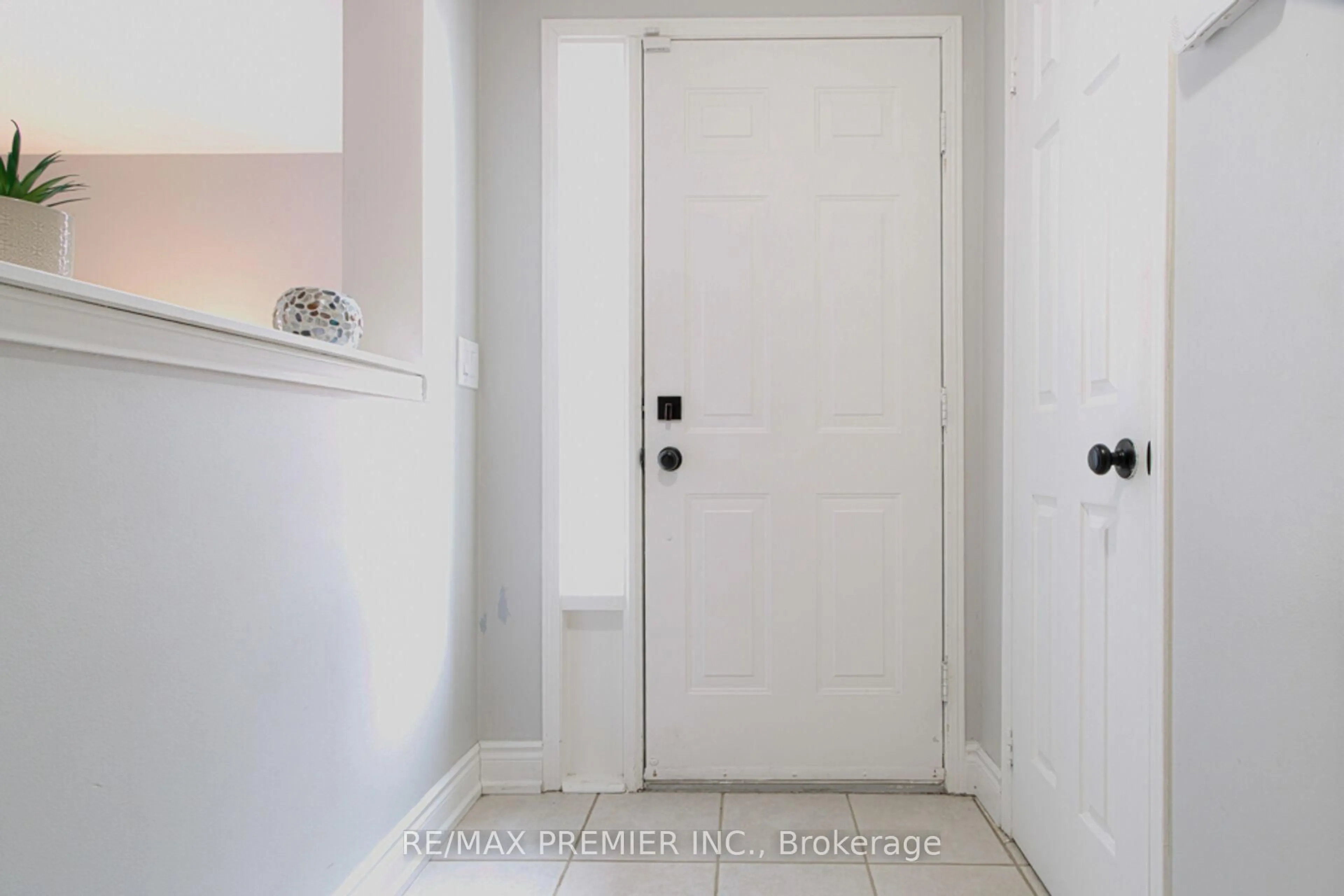 Indoor entryway for 5272 Brookwood Crt, Mississauga Ontario L5V 2N8