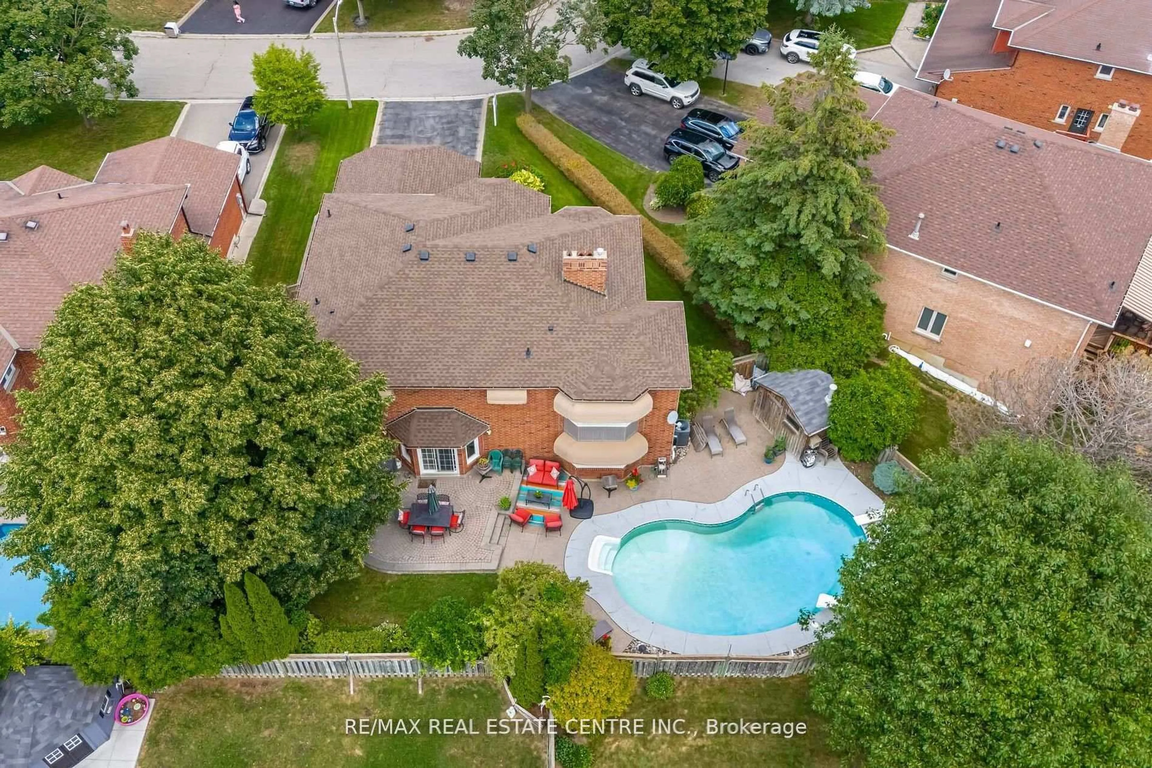 A pic from outside/outdoor area/front of a property/back of a property/a pic from drone, water/lake/river/ocean view for 15 Brookbank Crt, Brampton Ontario L6Z 3G4